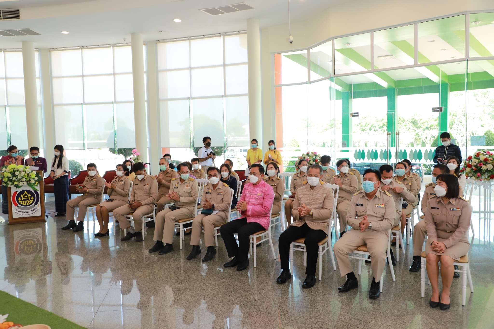 ผู้ว่าฯ ยโสธร ชวนช็อปอุดหนุนกระเช้าผลิตภัณฑ์ OTOP สวมใส่ผ้าลายขอฯ ผ้าเมืองยศ ส่งมอบความสุขเทศกาลปีใหม่ 2565