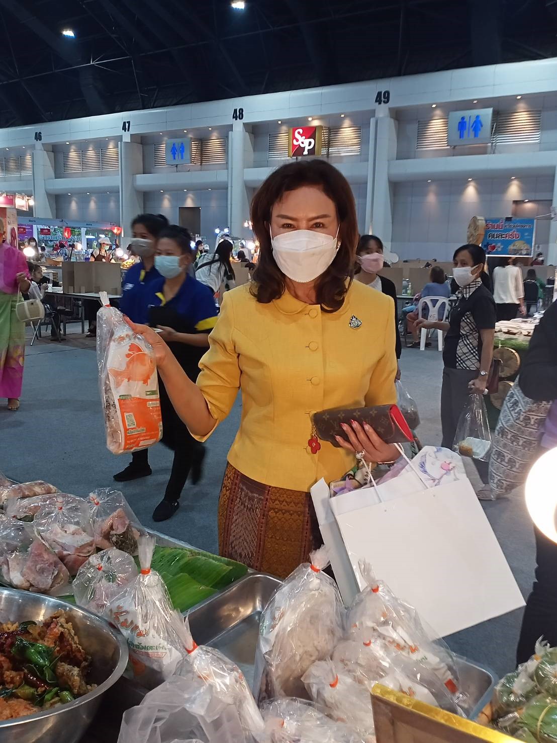 พช.ยโสธร สมาชิกวุฒิสภาจังหวัดยโสธร นางประยูร  เหล่าสายเชื้อ  เยี่ยมชมและให้กำลังใจ ผู้ผลิต ผู้ประกอบการ OTOP ไทย สู้ภัยโควิด – 19 ณ ศูนย์แสดงสินค้าและการประชุม อิมแพ็ค เมืองทองธานี อำเภอปากเกร็ด จังหวัดนนทบุรี