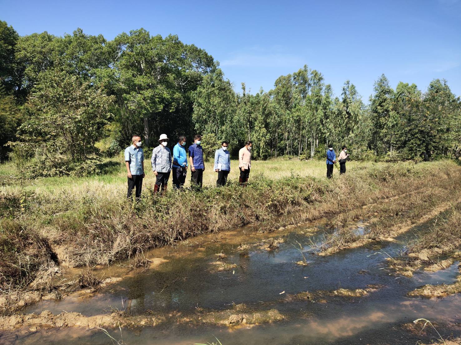 รอง อพช. ลงพื้นที่ตรวจเยี่ยมและติดตาม “โคก หนอง นา พช.” ในพื้นที่จังหวัดยโสธร กรณีถูกน้ำท่วมและไม่สามารถดำเนินการขุดได้