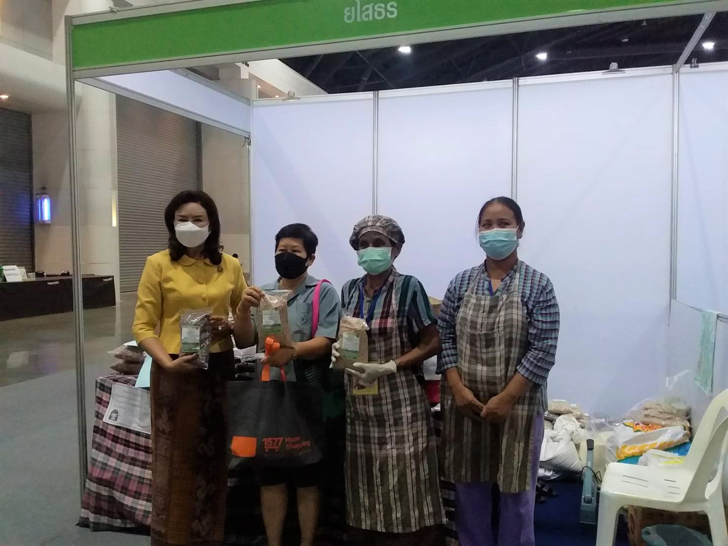 พช.ยโสธร สมาชิกวุฒิสภาจังหวัดยโสธร นางประยูร  เหล่าสายเชื้อ  เยี่ยมชมและให้กำลังใจ ผู้ผลิต ผู้ประกอบการ OTOP ไทย สู้ภัยโควิด – 19 ณ ศูนย์แสดงสินค้าและการประชุม อิมแพ็ค เมืองทองธานี อำเภอปากเกร็ด จังหวัดนนทบุรี