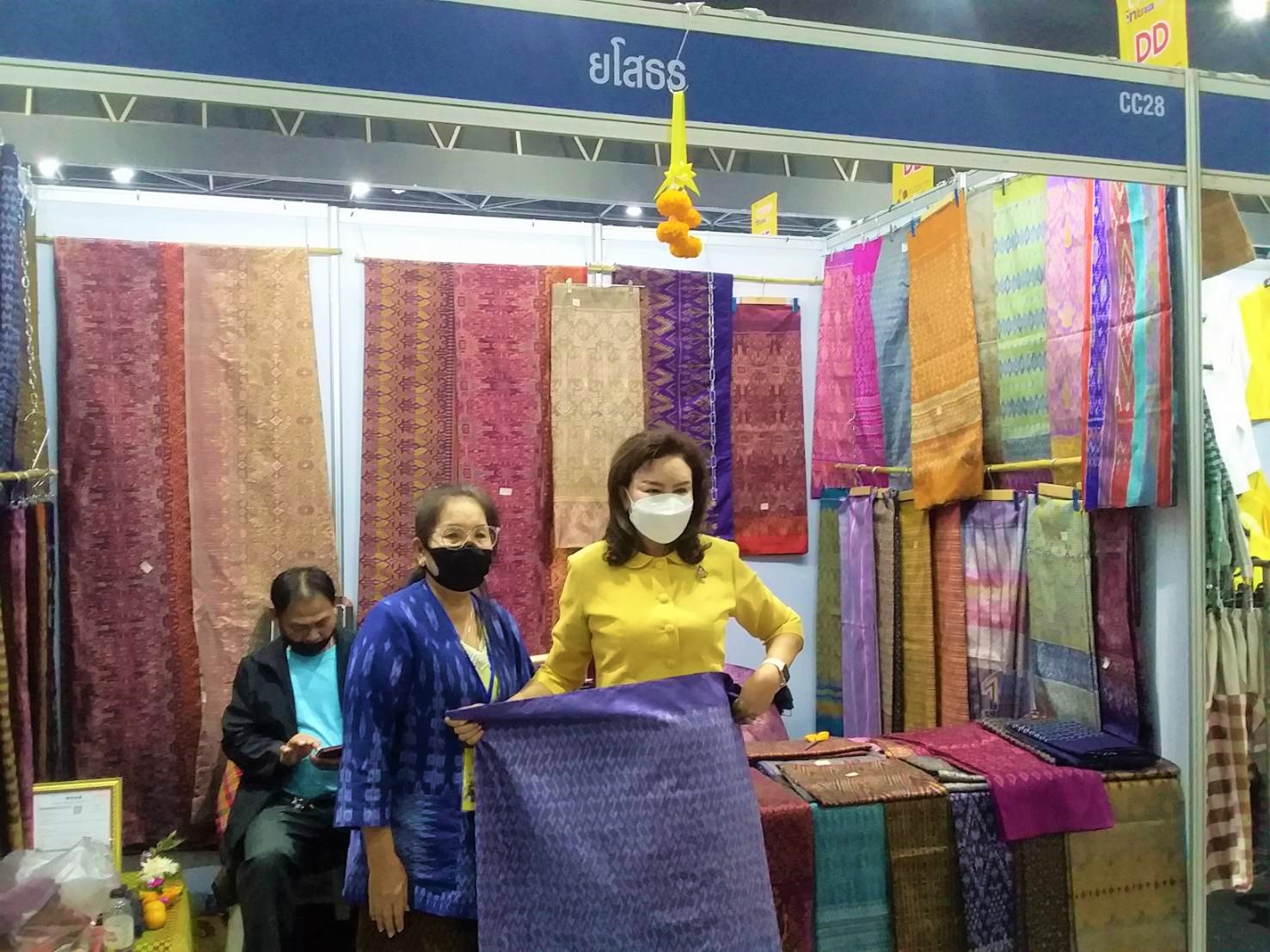 พช.ยโสธร สมาชิกวุฒิสภาจังหวัดยโสธร นางประยูร  เหล่าสายเชื้อ  เยี่ยมชมและให้กำลังใจ ผู้ผลิต ผู้ประกอบการ OTOP ไทย สู้ภัยโควิด – 19 ณ ศูนย์แสดงสินค้าและการประชุม อิมแพ็ค เมืองทองธานี อำเภอปากเกร็ด จังหวัดนนทบุรี