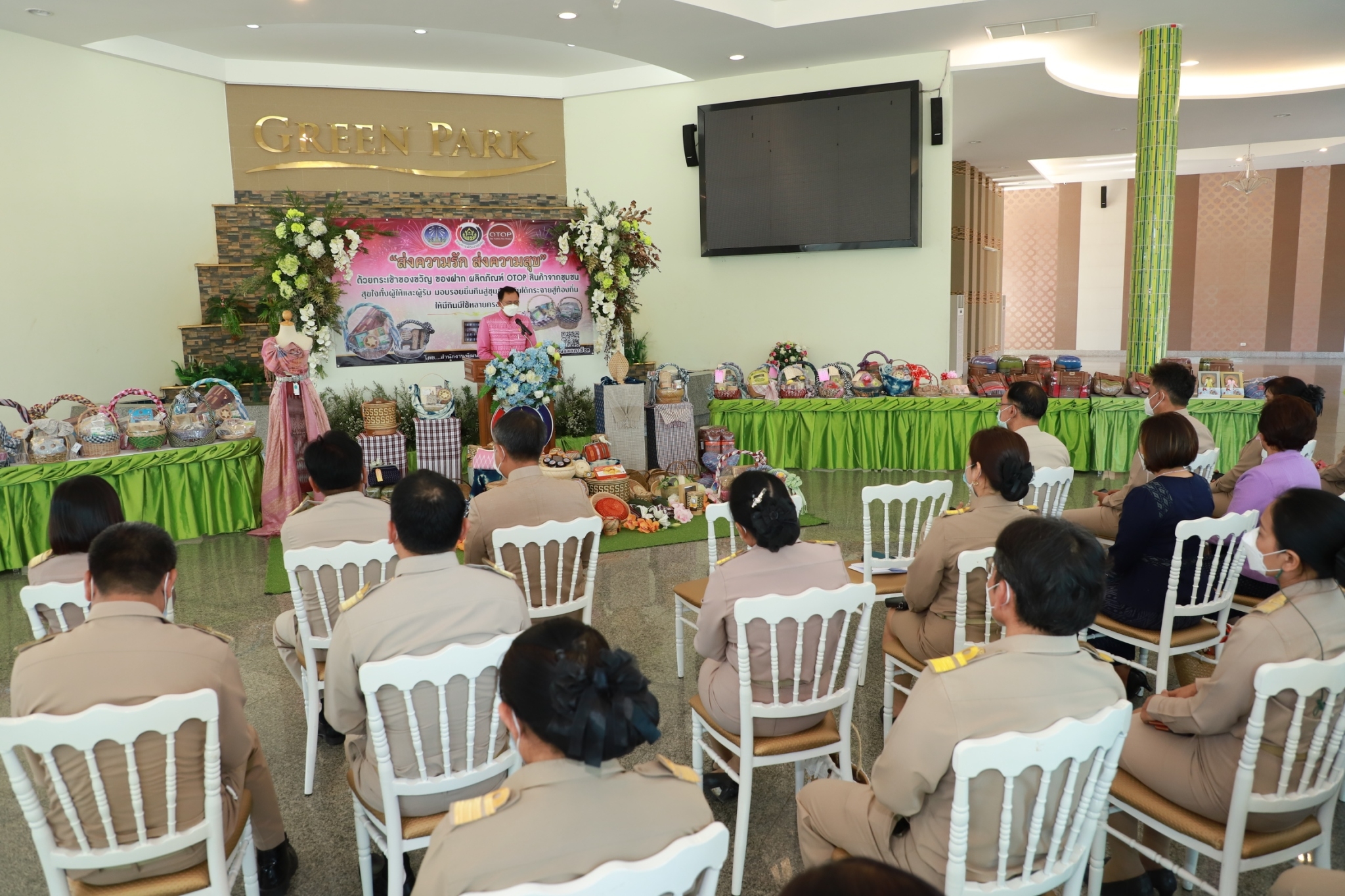 ผู้ว่าฯ ยโสธร ชวนช็อปอุดหนุนกระเช้าผลิตภัณฑ์ OTOP สวมใส่ผ้าลายขอฯ ผ้าเมืองยศ ส่งมอบความสุขเทศกาลปีใหม่ 2565