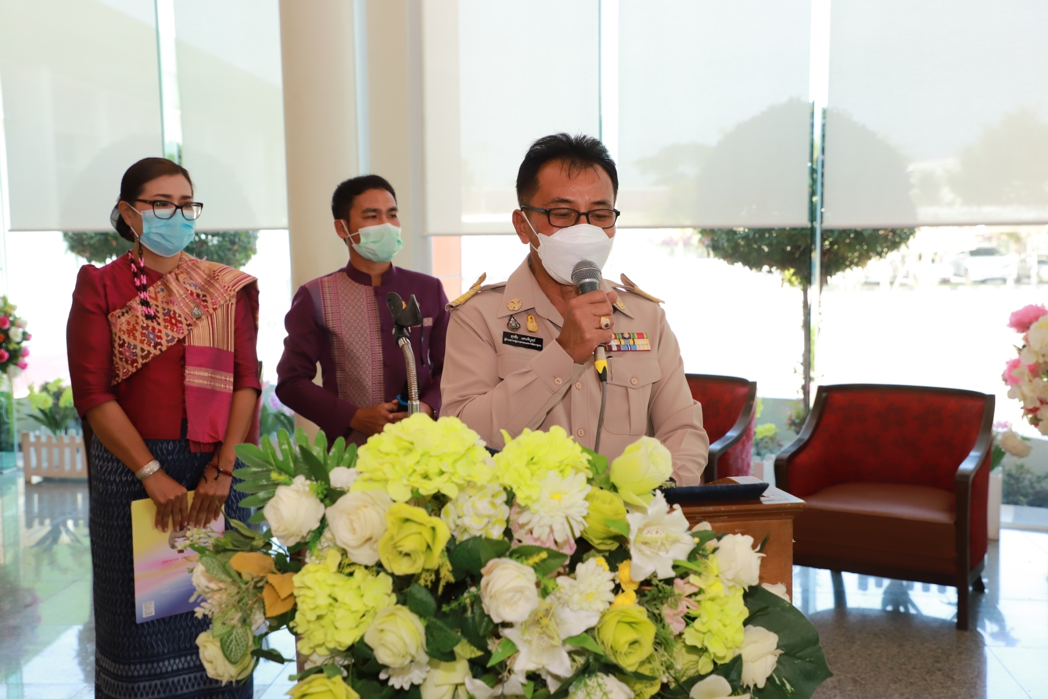 ผู้ว่าฯ ยโสธร ชวนช็อปอุดหนุนกระเช้าผลิตภัณฑ์ OTOP สวมใส่ผ้าลายขอฯ ผ้าเมืองยศ ส่งมอบความสุขเทศกาลปีใหม่ 2565