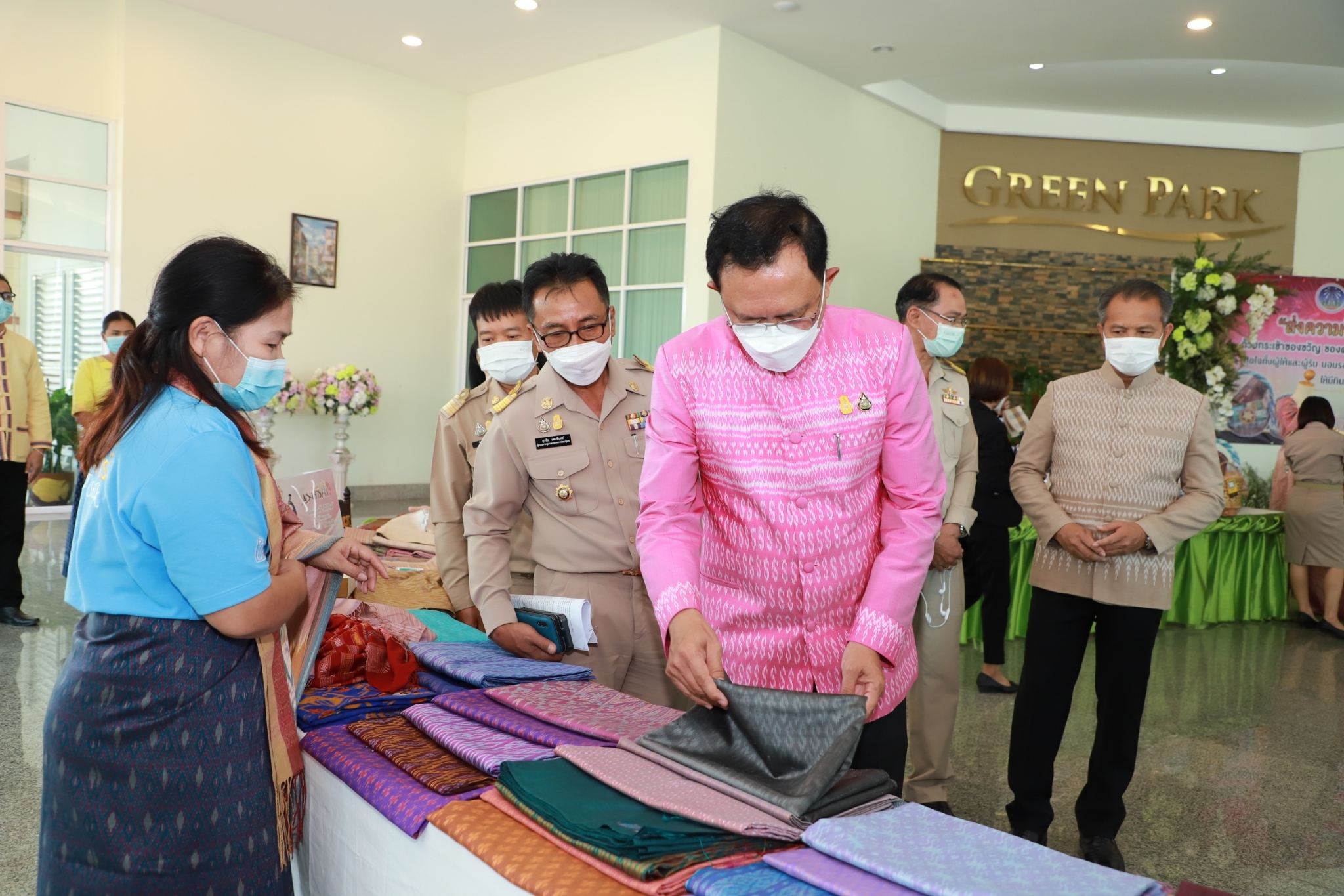 ผู้ว่าฯ ยโสธร ชวนช็อปอุดหนุนกระเช้าผลิตภัณฑ์ OTOP สวมใส่ผ้าลายขอฯ ผ้าเมืองยศ ส่งมอบความสุขเทศกาลปีใหม่ 2565