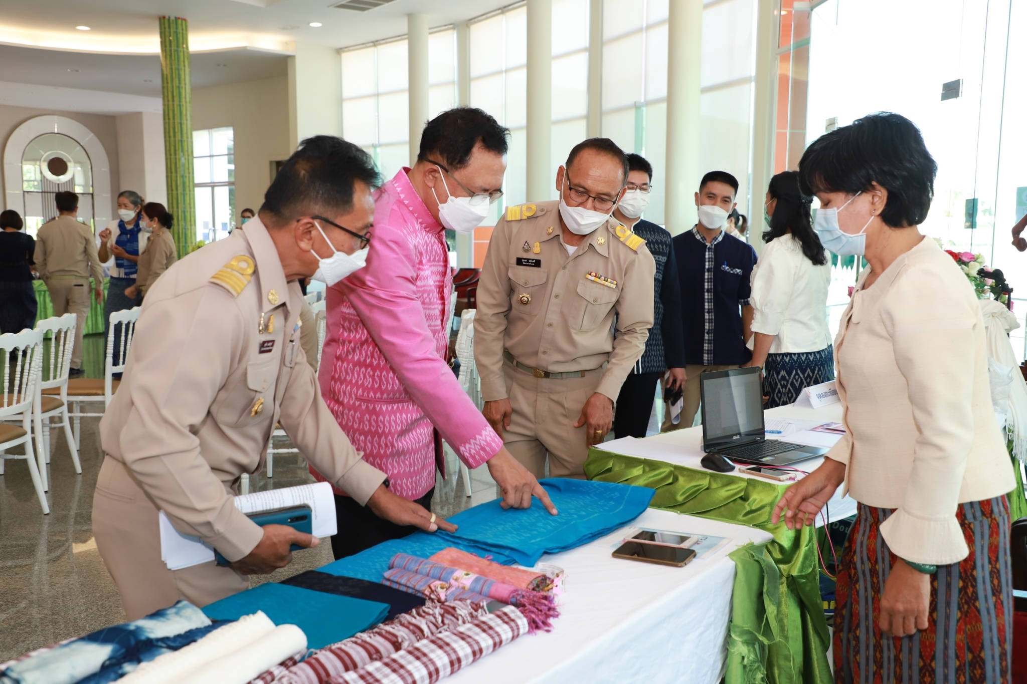 ผู้ว่าฯ ยโสธร ชวนช็อปอุดหนุนกระเช้าผลิตภัณฑ์ OTOP สวมใส่ผ้าลายขอฯ ผ้าเมืองยศ ส่งมอบความสุขเทศกาลปีใหม่ 2565