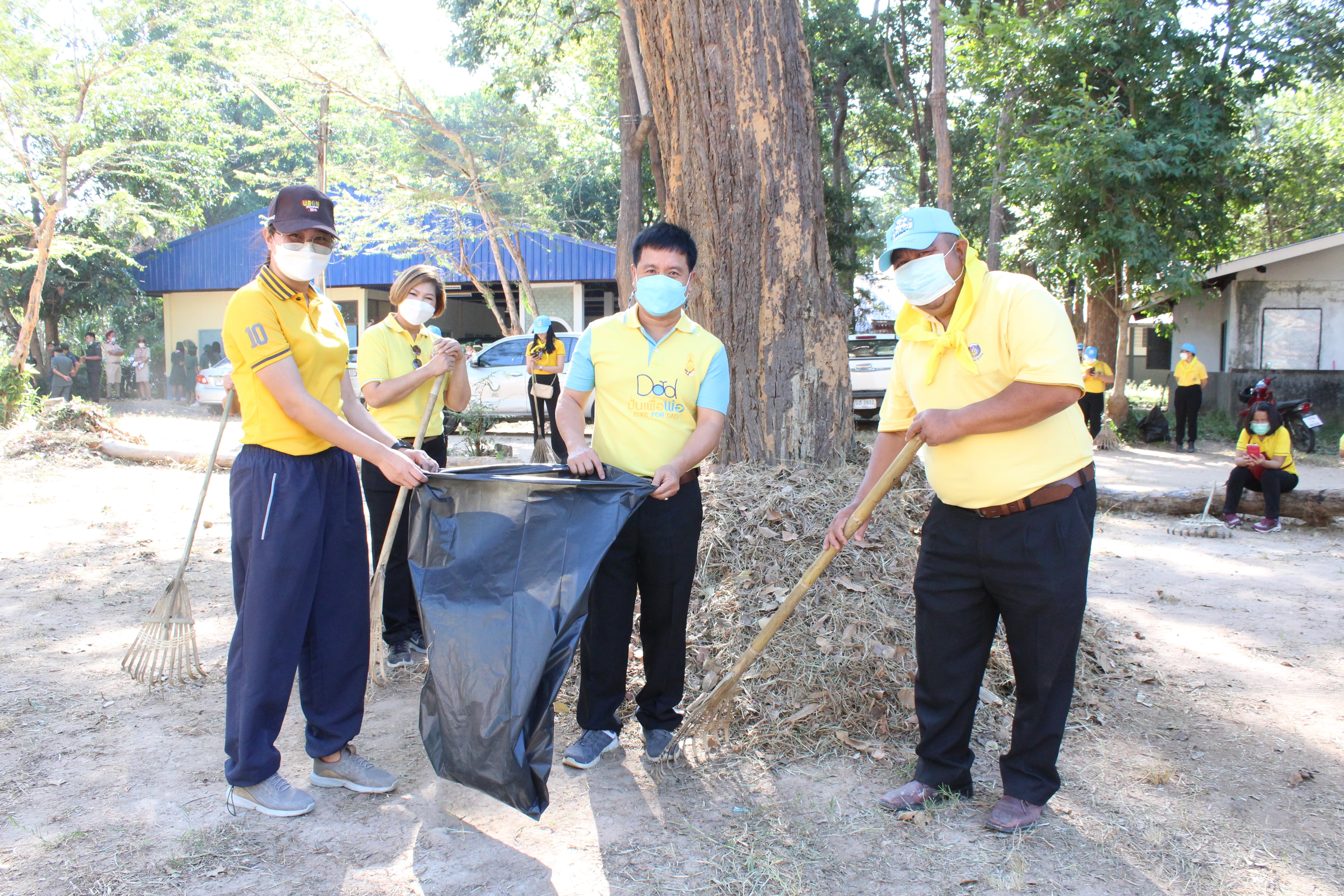 พช.ยโสธร  ร่วมกิจกรรมจิตอาสาพัฒนา เราทำความดีเพื่อชาติ ศาสน์ กษัตริย์ เนื่องในวันคล้ายวันพระบรมราชสมภพ พระบาทสมเด็จพระชนกาธิเบศร มหาภูมิพลอดุลยเดชมหาราช บรมนาถบพิตร วันชาติ และวันพ่อแห่งชาติ 5 ธันวาคม 2564 ?