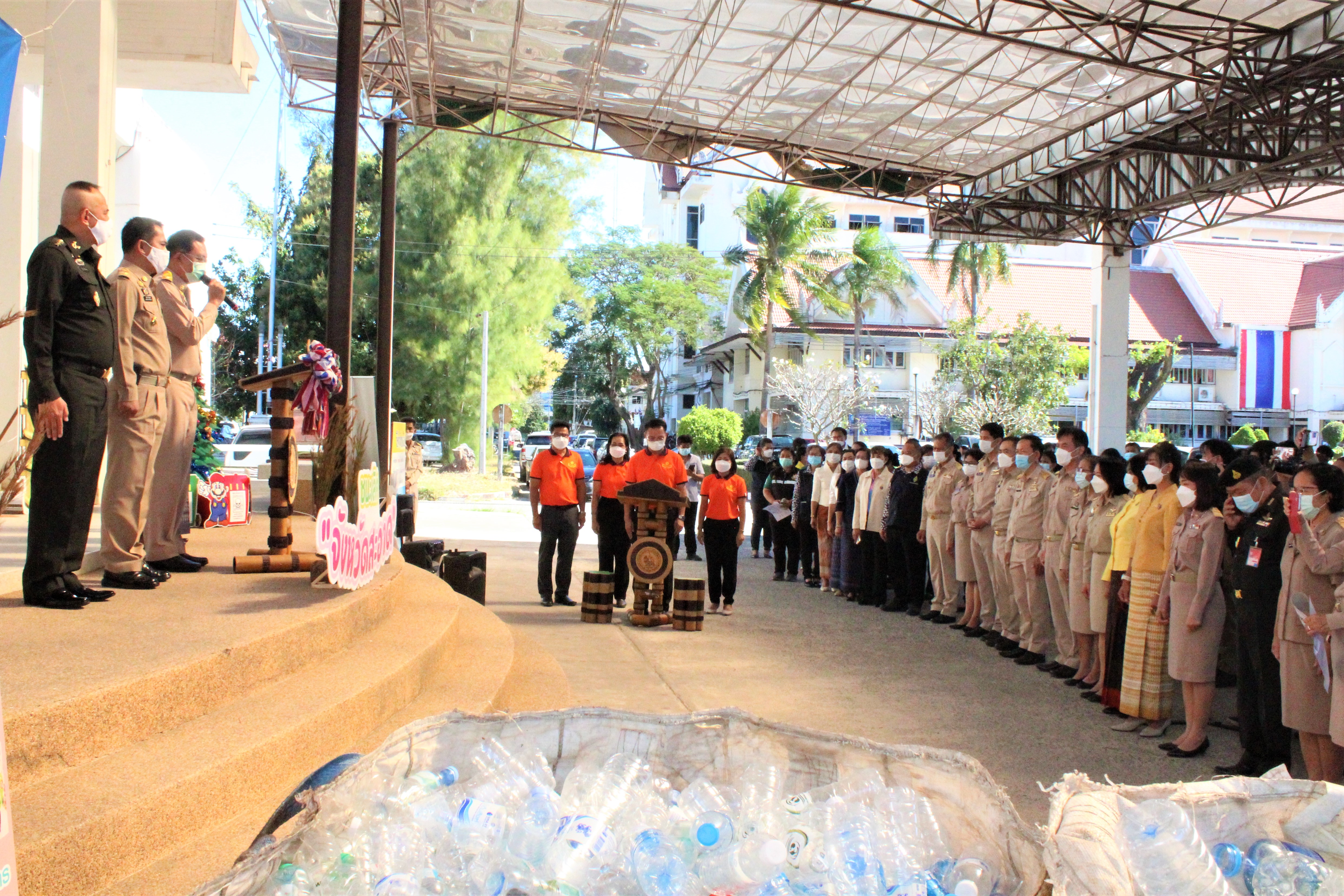 พช.ยโสธร ร่วมกิจกรรม  โครงการ “คัด แยก (ขยะ) แลกบุญ” Kick Off นำขยะรีไซเคิลมาร่วมบริจาคเพื่อจำหน่าย ตามโครงการ “คัด แยก(ขยะ) แลกบุญ” ?