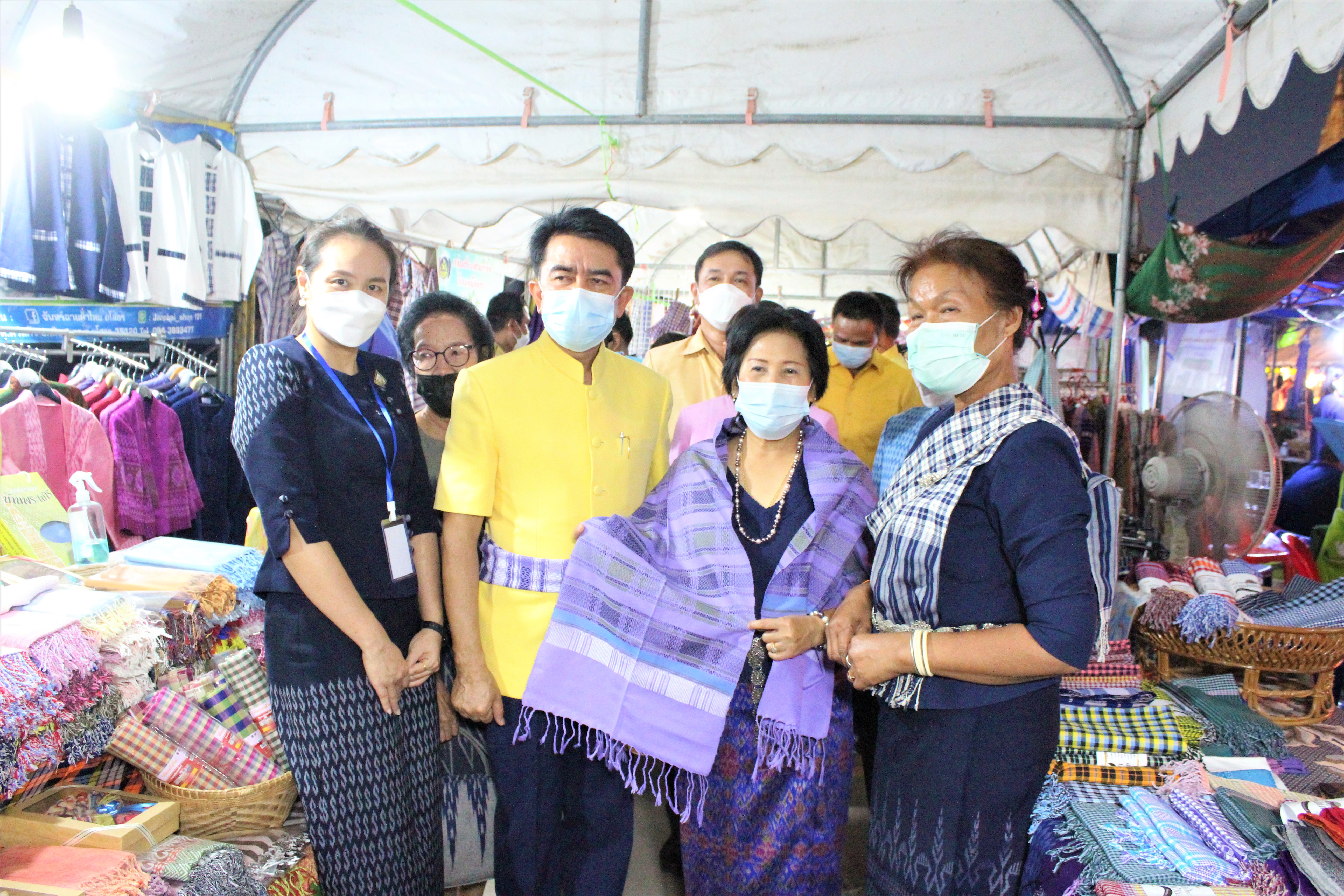 พช.ยโสธร เปิดงานโครงการส่งเสริมช่องทางการตลาดผลิตภัณฑ์ กลุ่มอาชีพสมาชิกกองทุนพัฒนาบทบาทสตรี และผู้ผลิต ผู้ประกอบการ OTOP  ในงานส่งท้ายปีเก่าต้อนรับปีใหม่จังหวัดยโสธร ?