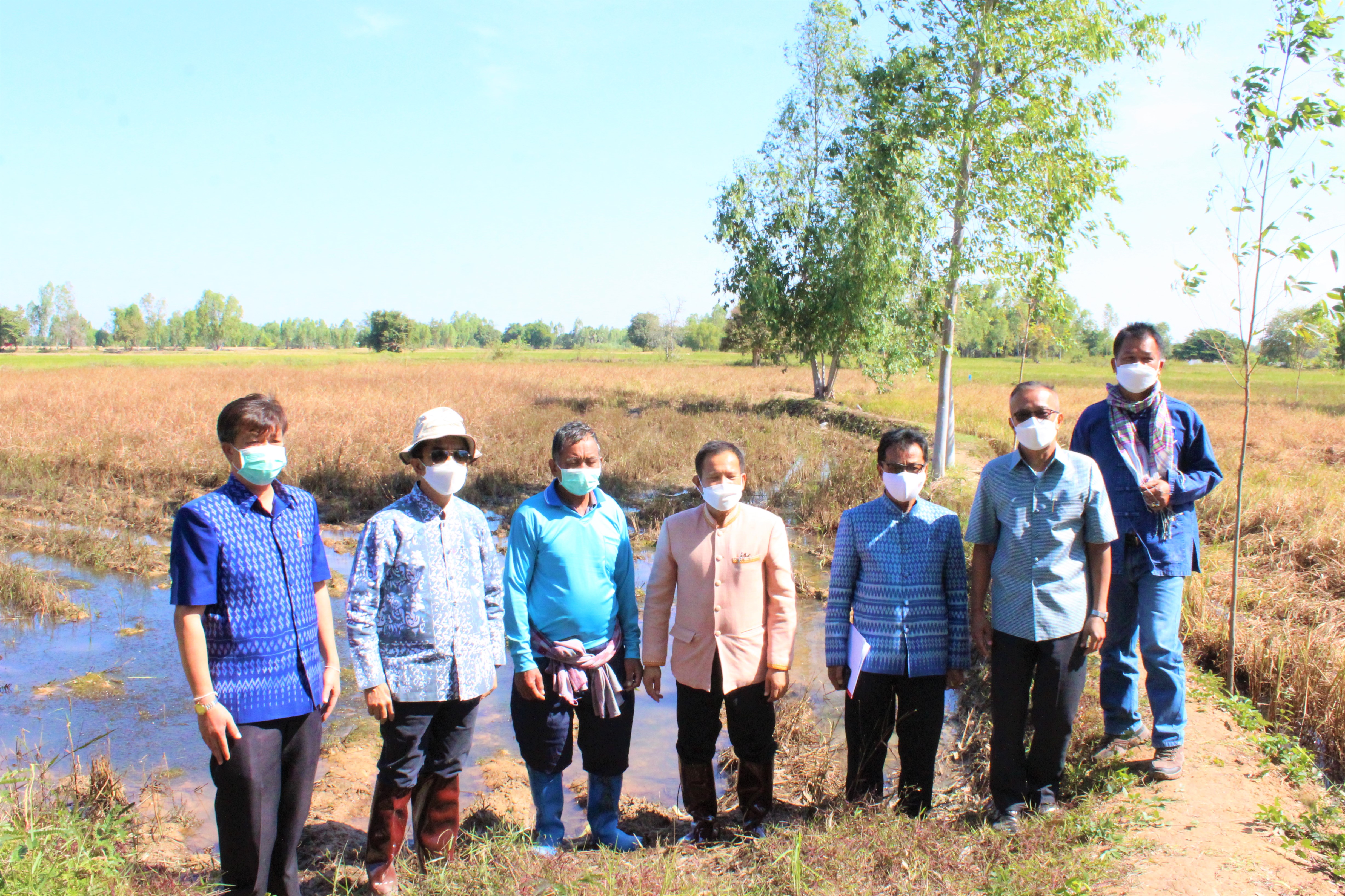 รอง อพช. ลงพื้นที่ตรวจเยี่ยมและติดตาม “โคก หนอง นา พช.” ในพื้นที่จังหวัดยโสธร กรณีถูกน้ำท่วมและไม่สามารถดำเนินการขุดได้
