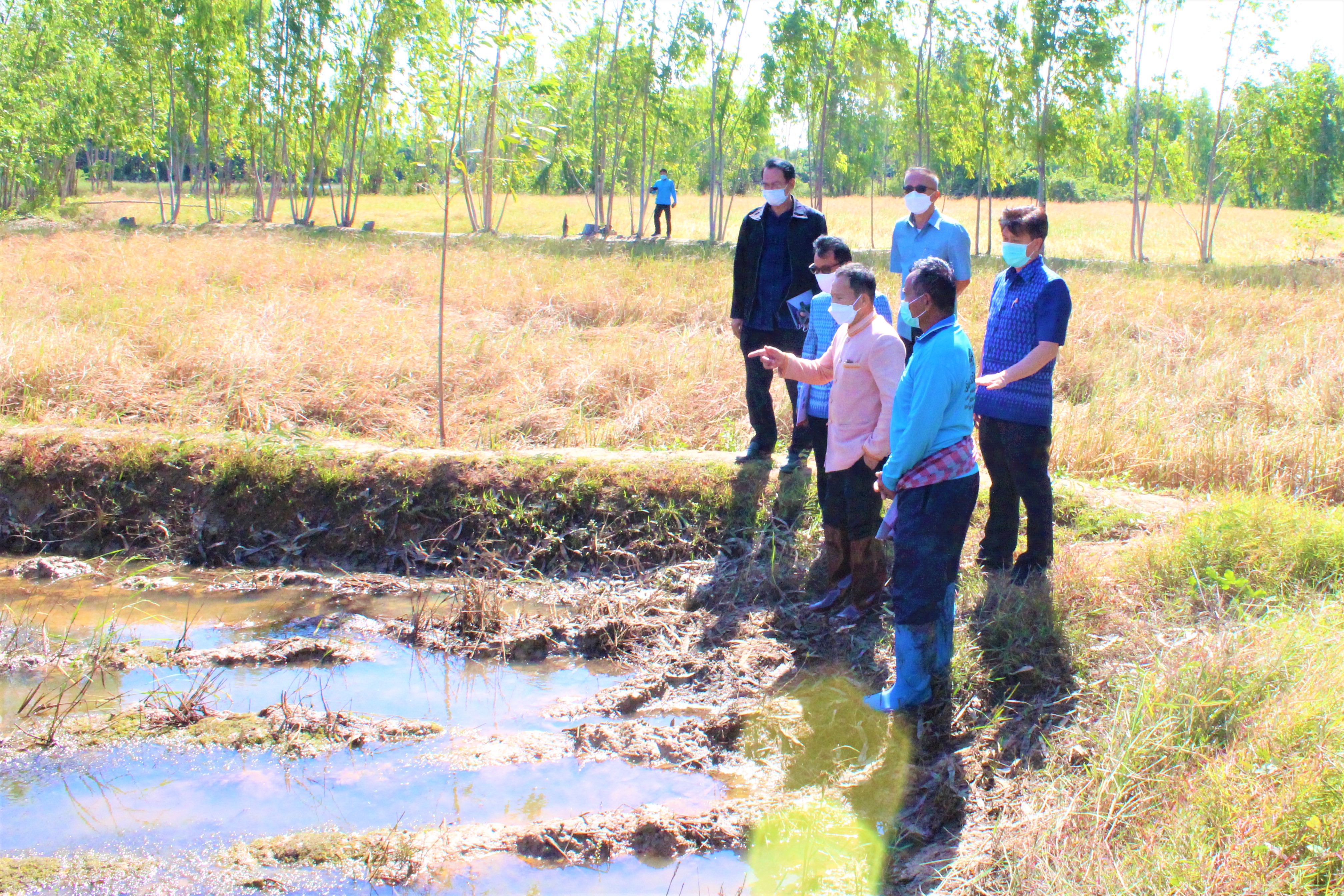 รอง อพช. ลงพื้นที่ตรวจเยี่ยมและติดตาม “โคก หนอง นา พช.” ในพื้นที่จังหวัดยโสธร กรณีถูกน้ำท่วมและไม่สามารถดำเนินการขุดได้