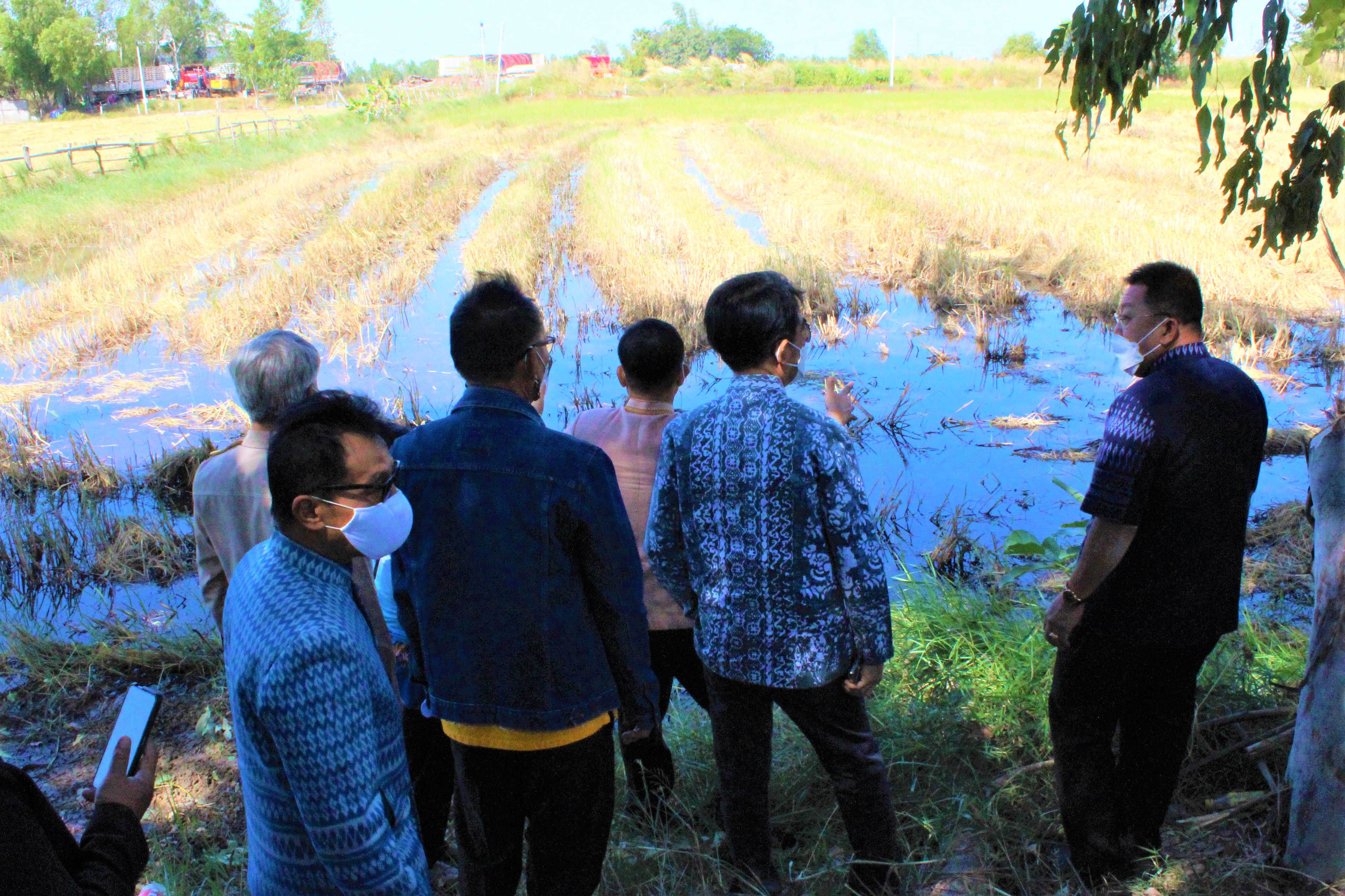 รอง อพช. ลงพื้นที่ตรวจเยี่ยมและติดตาม “โคก หนอง นา พช.” ในพื้นที่จังหวัดยโสธร กรณีถูกน้ำท่วมและไม่สามารถดำเนินการขุดได้