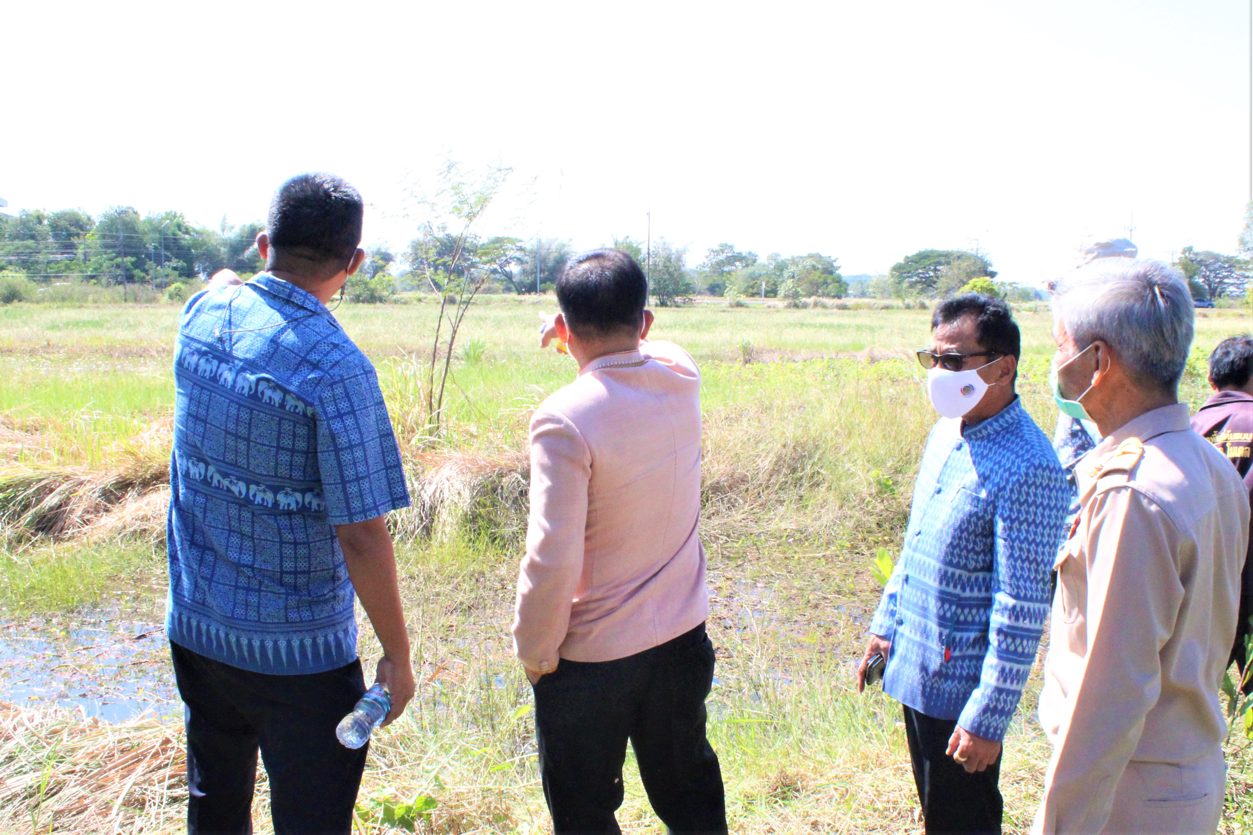 รอง อพช. ลงพื้นที่ตรวจเยี่ยมและติดตาม “โคก หนอง นา พช.” ในพื้นที่จังหวัดยโสธร กรณีถูกน้ำท่วมและไม่สามารถดำเนินการขุดได้