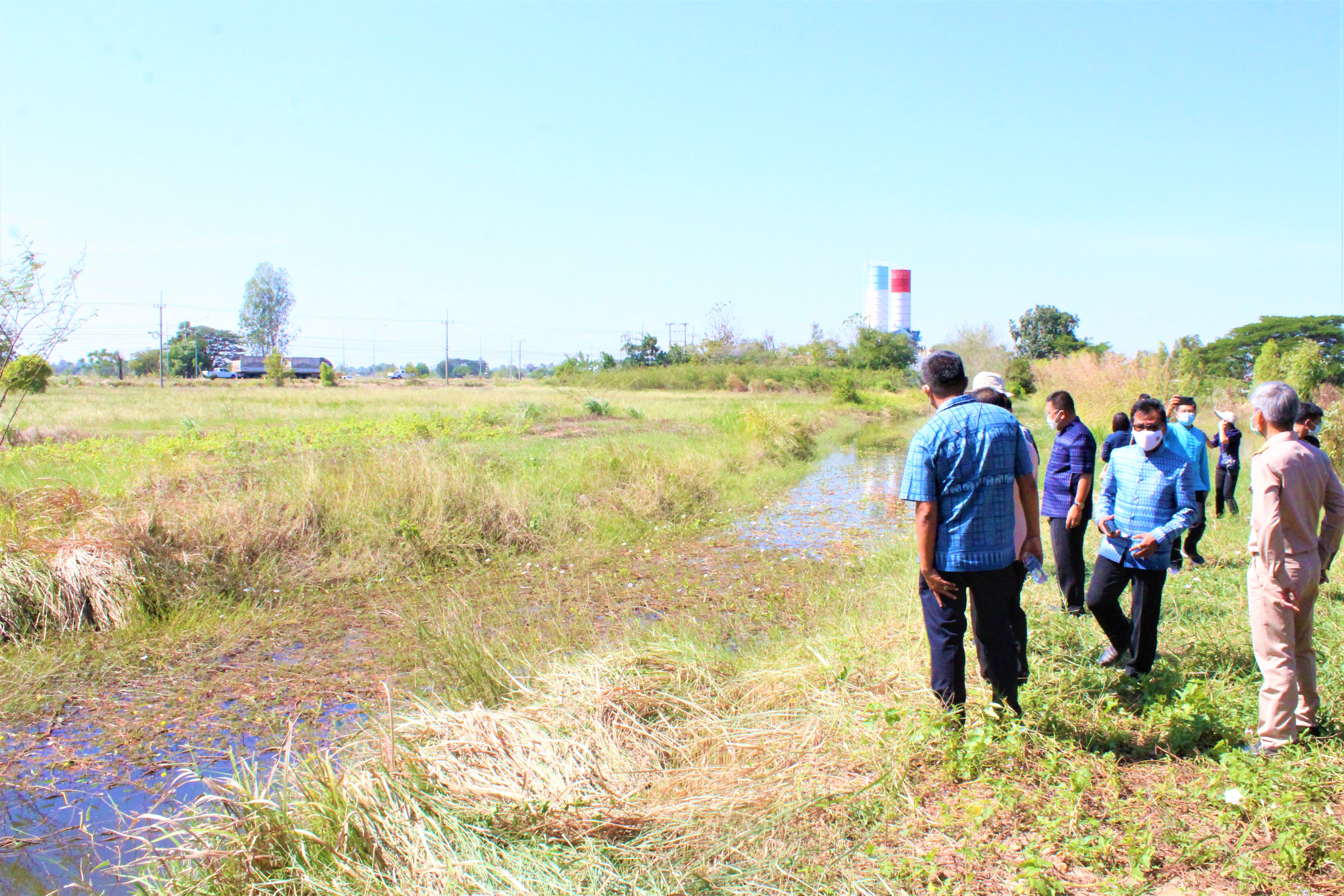 รอง อพช. ลงพื้นที่ตรวจเยี่ยมและติดตาม “โคก หนอง นา พช.” ในพื้นที่จังหวัดยโสธร กรณีถูกน้ำท่วมและไม่สามารถดำเนินการขุดได้