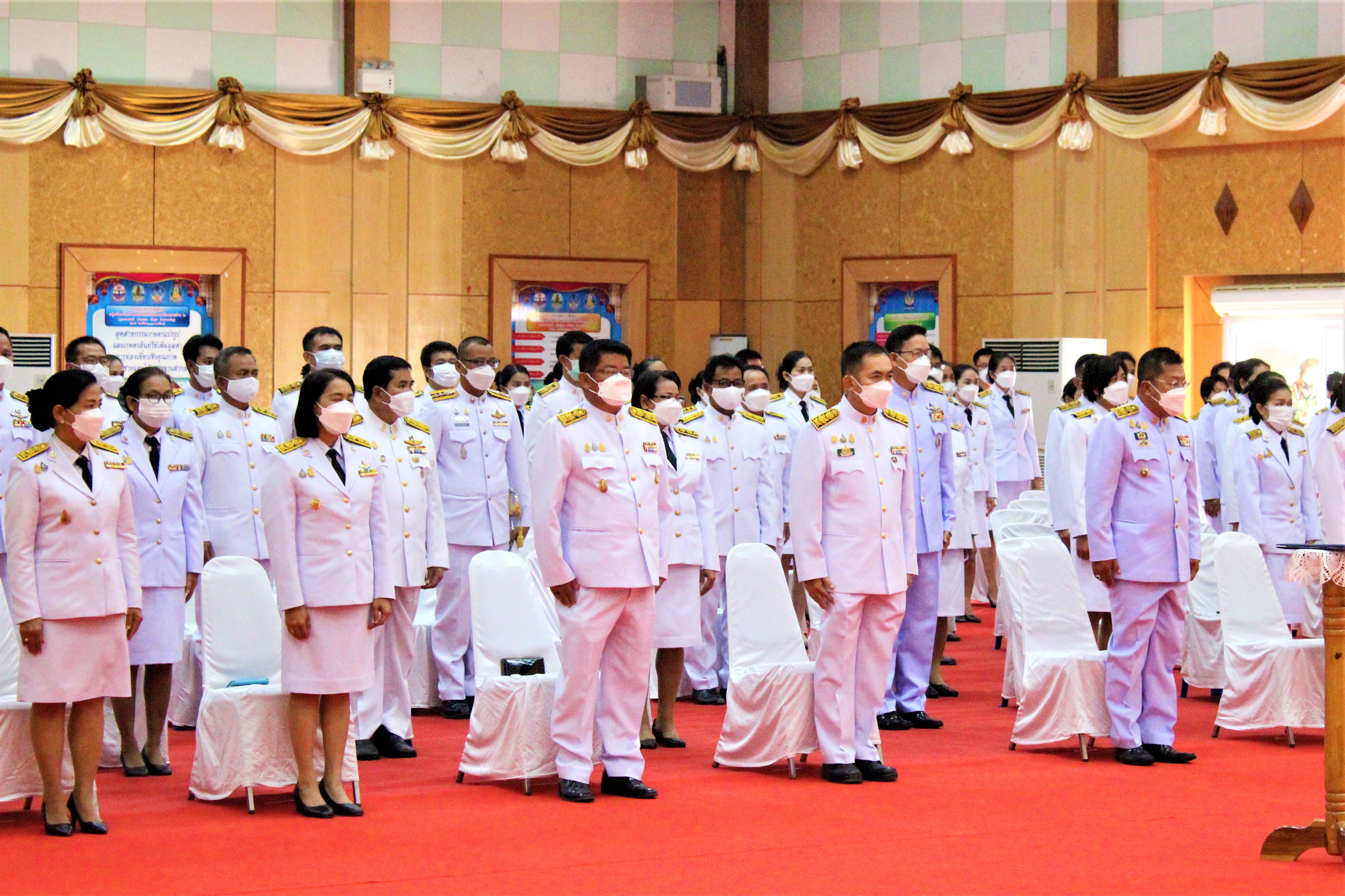 พช.ยโสธร ร่วมกิจกรรมถวายพานพุ่มดอกไม้สด ถวายราชสดุดีและถวายบังคม เนื่องในวันคล้ายวันพระบรมราชสมภพ พระบาทสมเด็จพระชนกาธิเบศร มหาภูมิพลอดุลยเดชมหาราช บรมนาถบพิตร วันชาติ และวันพ่อแห่งชาติ 5 ธันวาคม 2564 ?