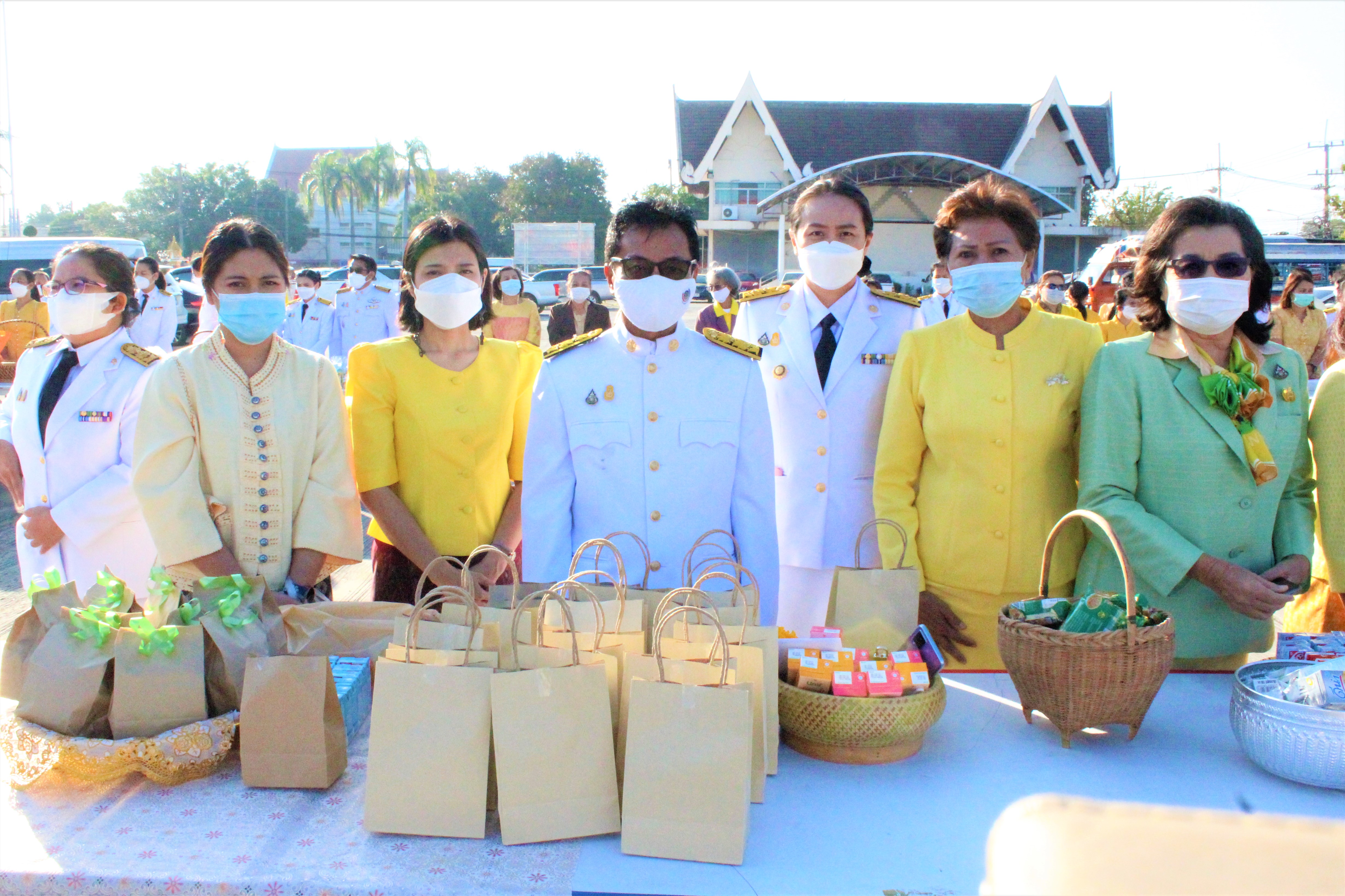 พช.ยโสธร ร่วมกิจกรรมถวายพานพุ่มดอกไม้สด ถวายราชสดุดีและถวายบังคม เนื่องในวันคล้ายวันพระบรมราชสมภพ พระบาทสมเด็จพระชนกาธิเบศร มหาภูมิพลอดุลยเดชมหาราช บรมนาถบพิตร วันชาติ และวันพ่อแห่งชาติ 5 ธันวาคม 2564 ?