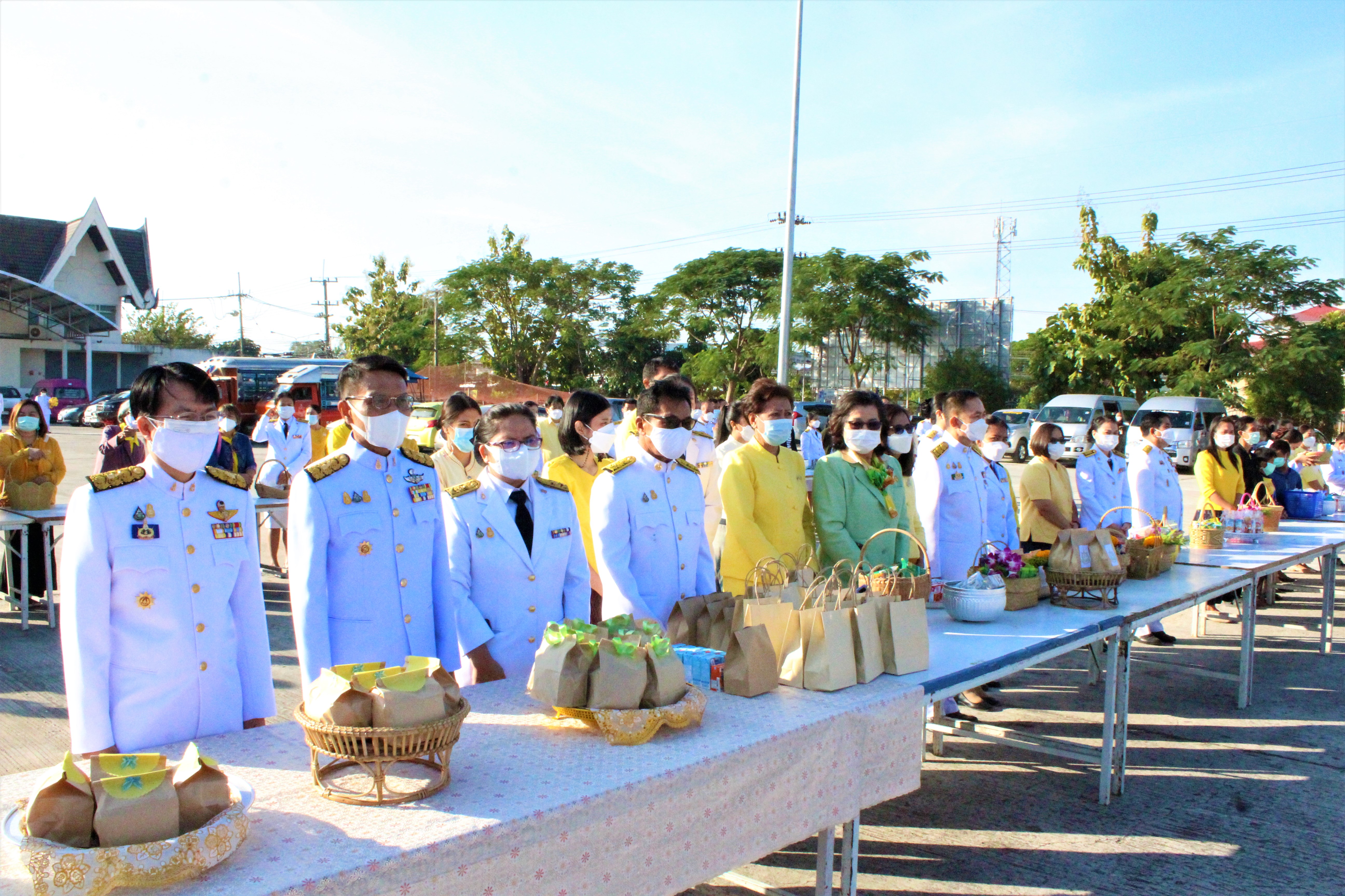 พช.ยโสธร ร่วมกิจกรรมถวายพานพุ่มดอกไม้สด ถวายราชสดุดีและถวายบังคม เนื่องในวันคล้ายวันพระบรมราชสมภพ พระบาทสมเด็จพระชนกาธิเบศร มหาภูมิพลอดุลยเดชมหาราช บรมนาถบพิตร วันชาติ และวันพ่อแห่งชาติ 5 ธันวาคม 2564 ?