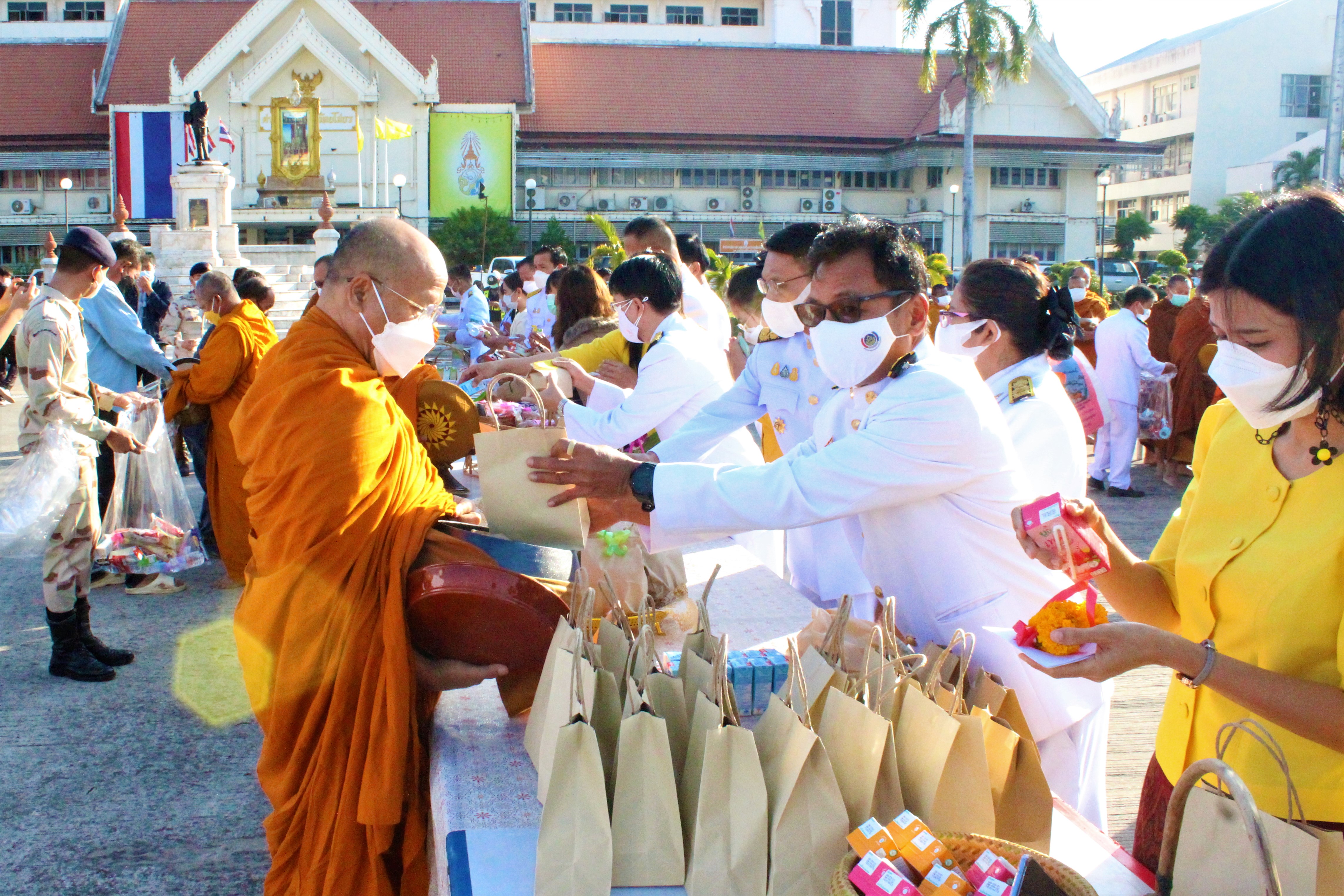 พช.ยโสธร ร่วมกิจกรรมถวายพานพุ่มดอกไม้สด ถวายราชสดุดีและถวายบังคม เนื่องในวันคล้ายวันพระบรมราชสมภพ พระบาทสมเด็จพระชนกาธิเบศร มหาภูมิพลอดุลยเดชมหาราช บรมนาถบพิตร วันชาติ และวันพ่อแห่งชาติ 5 ธันวาคม 2564 ?