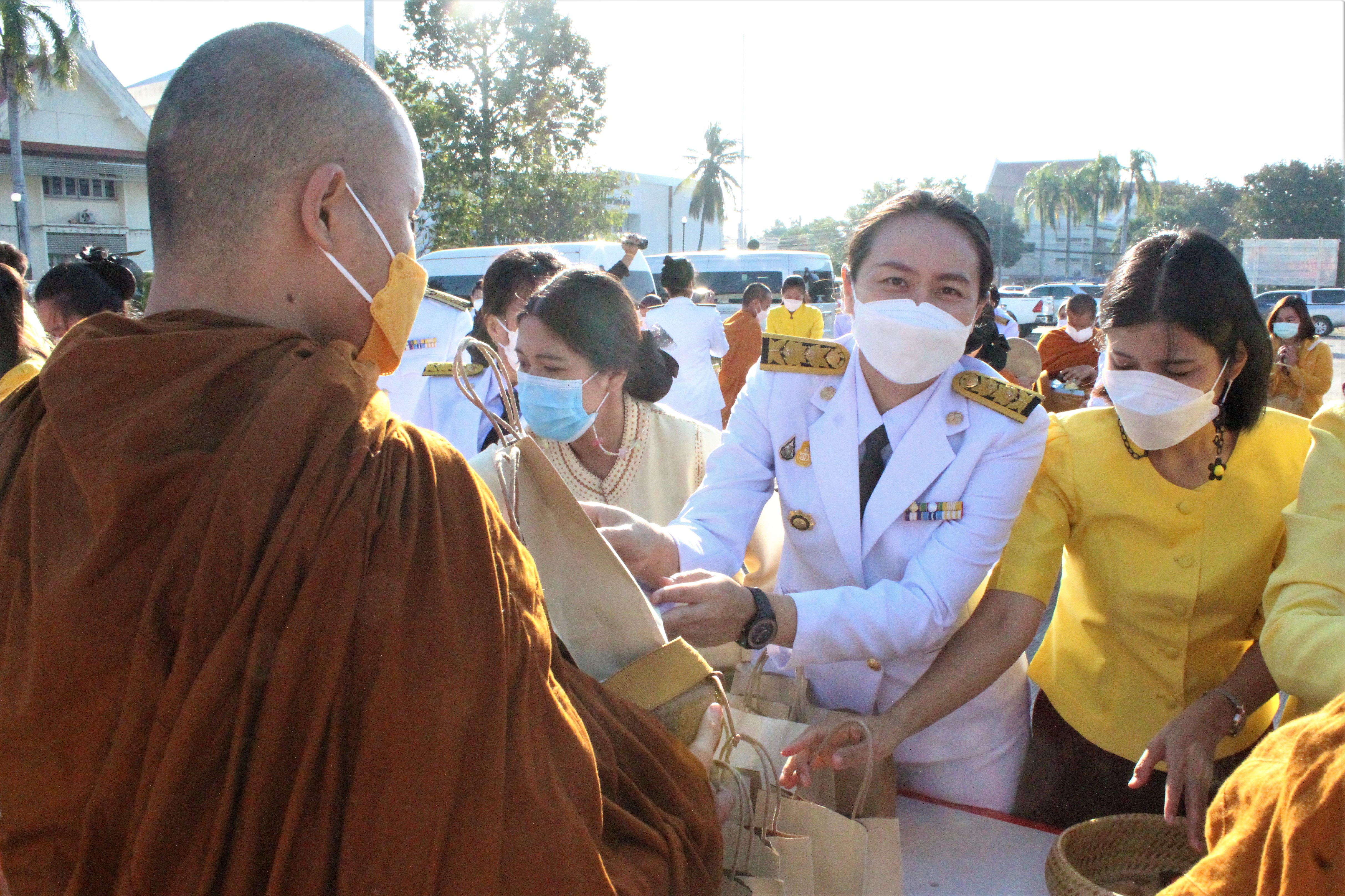 พช.ยโสธร ร่วมกิจกรรมถวายพานพุ่มดอกไม้สด ถวายราชสดุดีและถวายบังคม เนื่องในวันคล้ายวันพระบรมราชสมภพ พระบาทสมเด็จพระชนกาธิเบศร มหาภูมิพลอดุลยเดชมหาราช บรมนาถบพิตร วันชาติ และวันพ่อแห่งชาติ 5 ธันวาคม 2564 ?