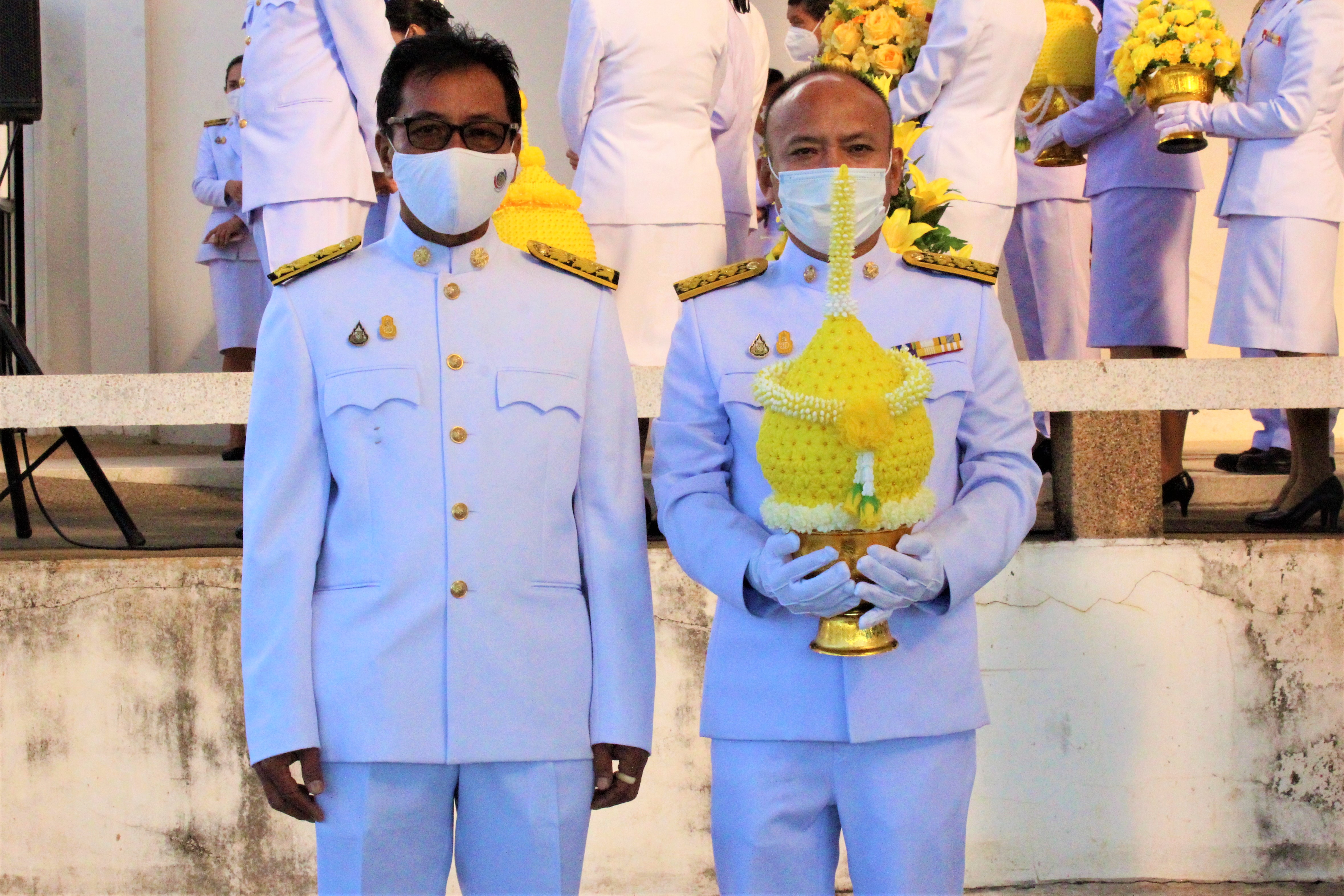 พช.ยโสธร ร่วมกิจกรรมถวายพานพุ่มดอกไม้สด ถวายราชสดุดีและถวายบังคม เนื่องในวันคล้ายวันพระบรมราชสมภพ พระบาทสมเด็จพระชนกาธิเบศร มหาภูมิพลอดุลยเดชมหาราช บรมนาถบพิตร วันชาติ และวันพ่อแห่งชาติ 5 ธันวาคม 2564 ?