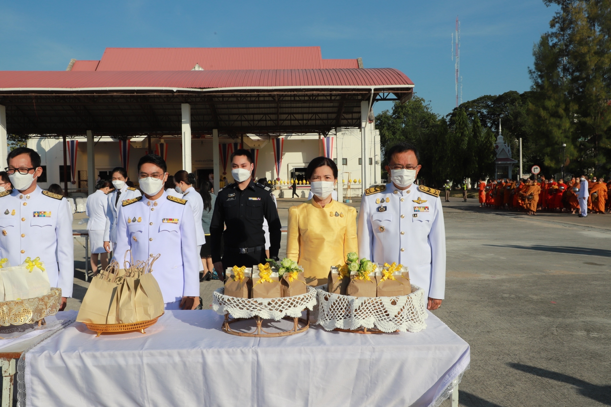 พช.ยโสธร ร่วมกิจกรรมถวายพานพุ่มดอกไม้สด ถวายราชสดุดีและถวายบังคม เนื่องในวันคล้ายวันพระบรมราชสมภพ พระบาทสมเด็จพระชนกาธิเบศร มหาภูมิพลอดุลยเดชมหาราช บรมนาถบพิตร วันชาติ และวันพ่อแห่งชาติ 5 ธันวาคม 2564 ?