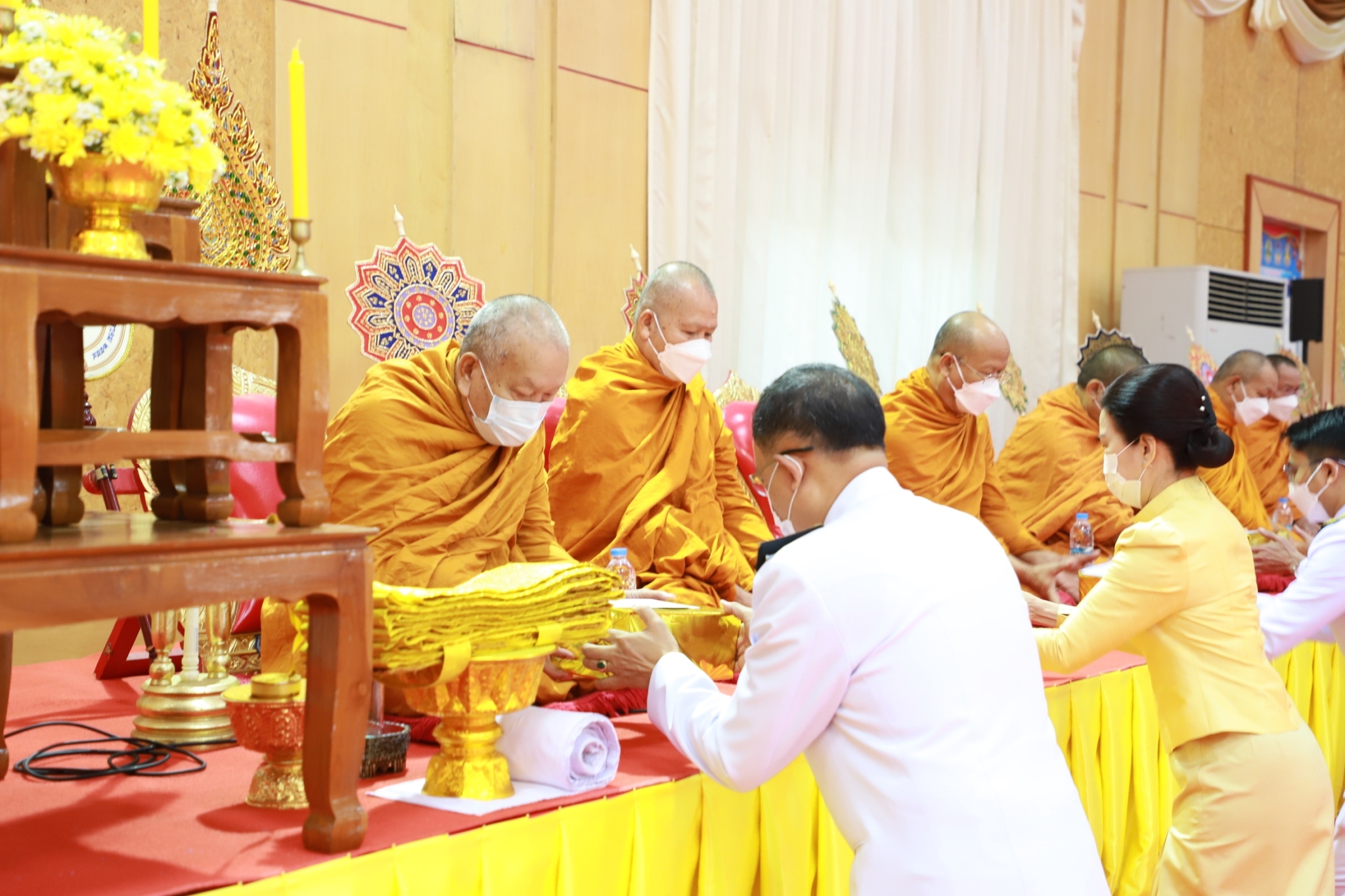 พช.ยโสธร ร่วมกิจกรรมถวายพานพุ่มดอกไม้สด ถวายราชสดุดีและถวายบังคม เนื่องในวันคล้ายวันพระบรมราชสมภพ พระบาทสมเด็จพระชนกาธิเบศร มหาภูมิพลอดุลยเดชมหาราช บรมนาถบพิตร วันชาติ และวันพ่อแห่งชาติ 5 ธันวาคม 2564 ?