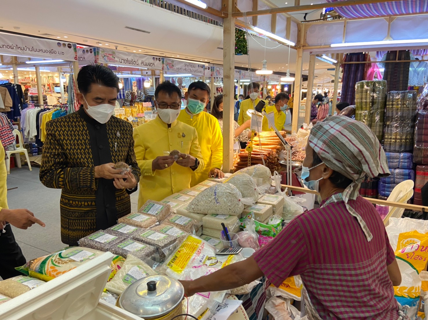 พช.ยโสธร เปิดงาน“ THE BEST OTOP ยโสธร @ ระยอง “ภูมิปัญญาอีสานก้าวไกลสู่สากล ช้อป  ชม ชิม   ณ ศูนย์การค้าเซ็นทรัลพลาซ่าระยอง  จังหวัดระยอง