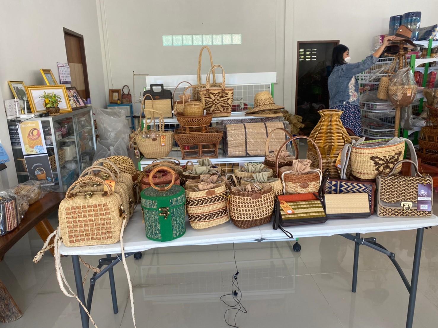 พช.ยโสธร นักการตลาดรุ่นใหม่ลงพื้นที่ ไลฟ์สด กลุ่มผลิตภัณฑ์แปรรูปเสื่อกกบ้านนาโป่ง อำเภอทรายมูล จังหวัดยโสธร