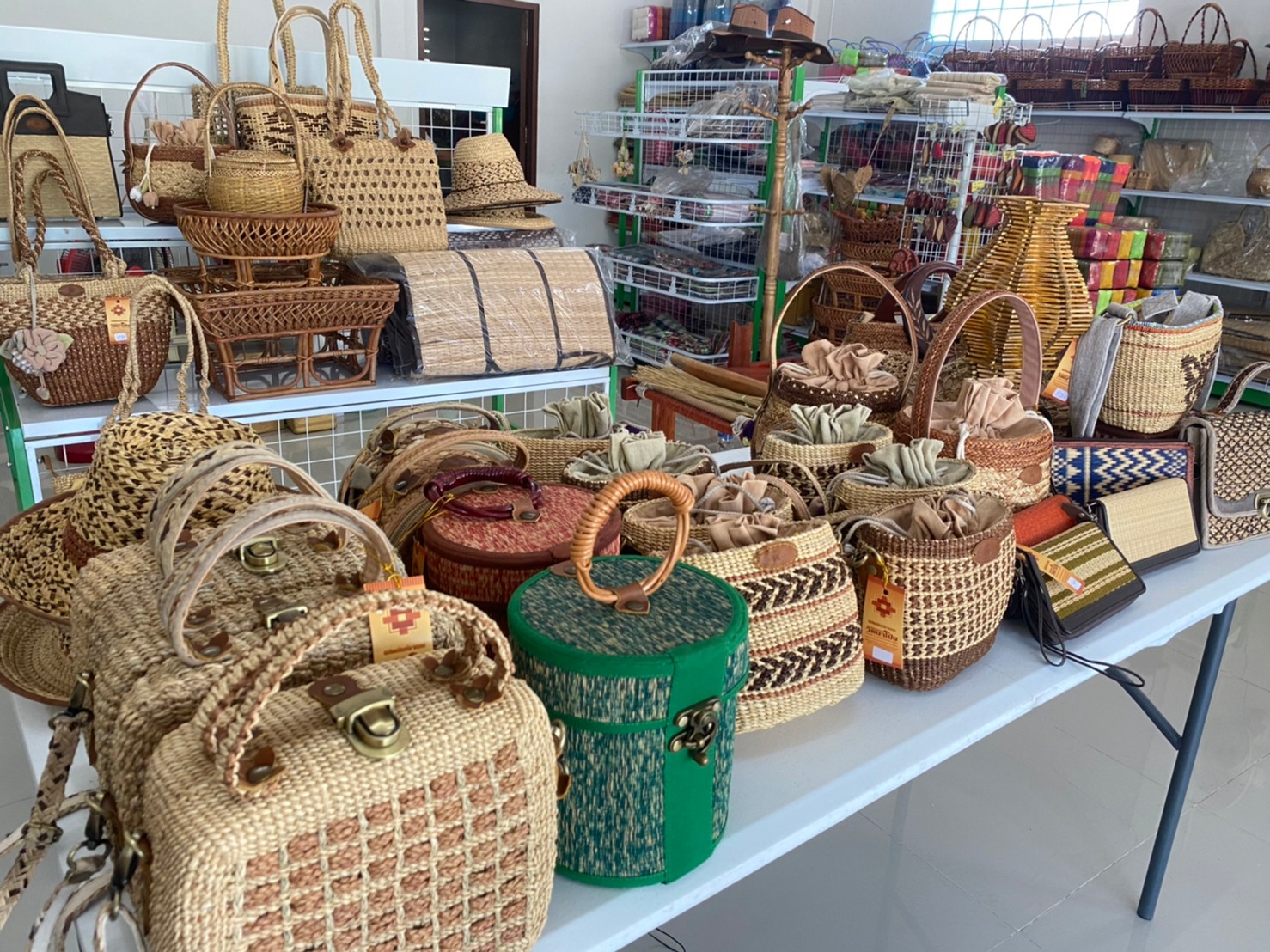 พช.ยโสธร นักการตลาดรุ่นใหม่ลงพื้นที่ ไลฟ์สด กลุ่มผลิตภัณฑ์แปรรูปเสื่อกกบ้านนาโป่ง อำเภอทรายมูล จังหวัดยโสธร