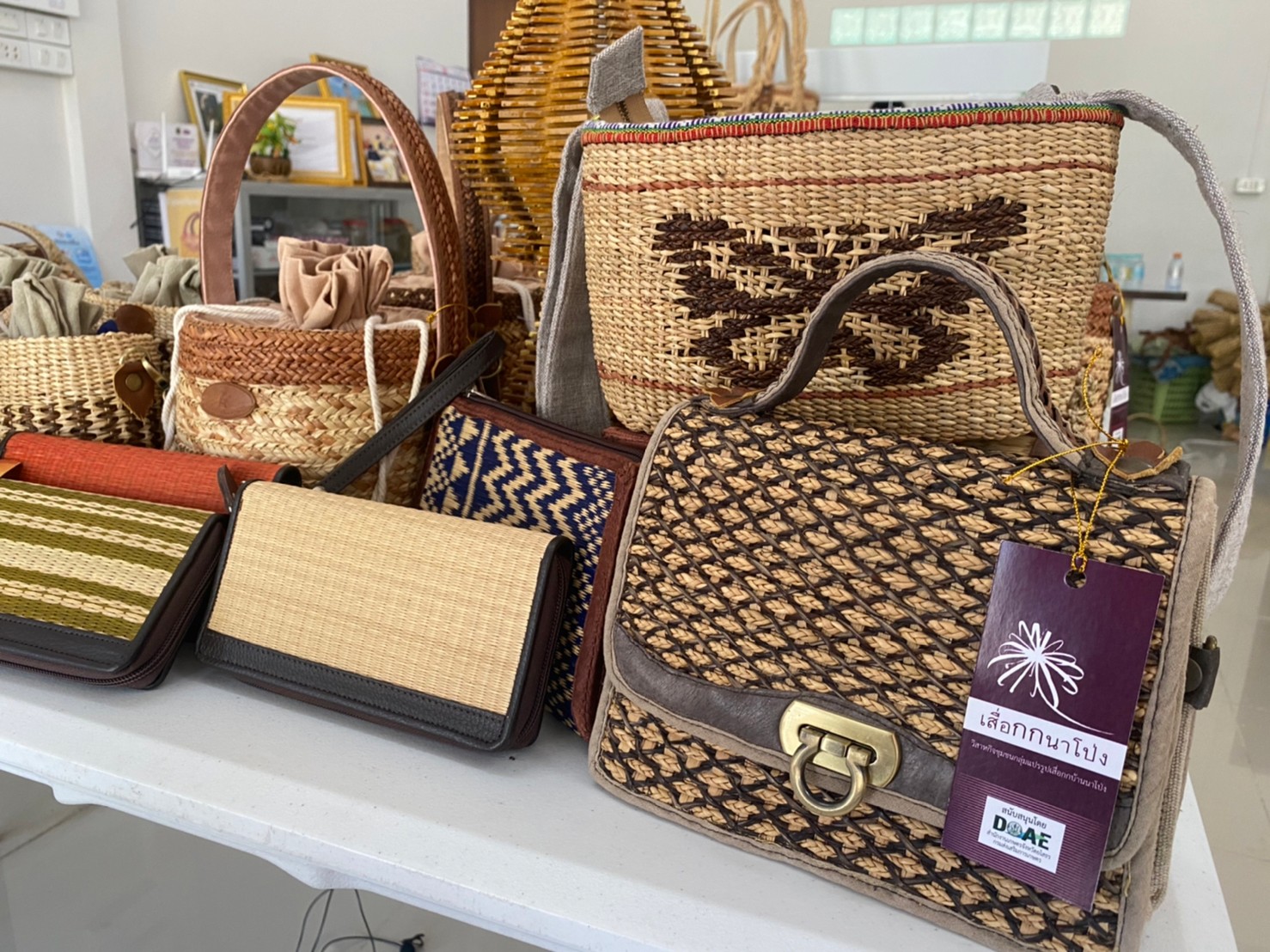 พช.ยโสธร นักการตลาดรุ่นใหม่ลงพื้นที่ ไลฟ์สด กลุ่มผลิตภัณฑ์แปรรูปเสื่อกกบ้านนาโป่ง อำเภอทรายมูล จังหวัดยโสธร