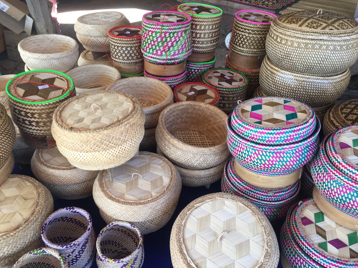 พช.ยโสธร นักการตลาดรุ่นใหม่ลงพื้นที่กลุ่มผู้ผลิตผู้ประกอบการ OTOP กลุ่มแปรรูปผลิตภัณฑ์จักสานไม้ไผ่ หมู่ที่ 7  และหมู่ที่ 8