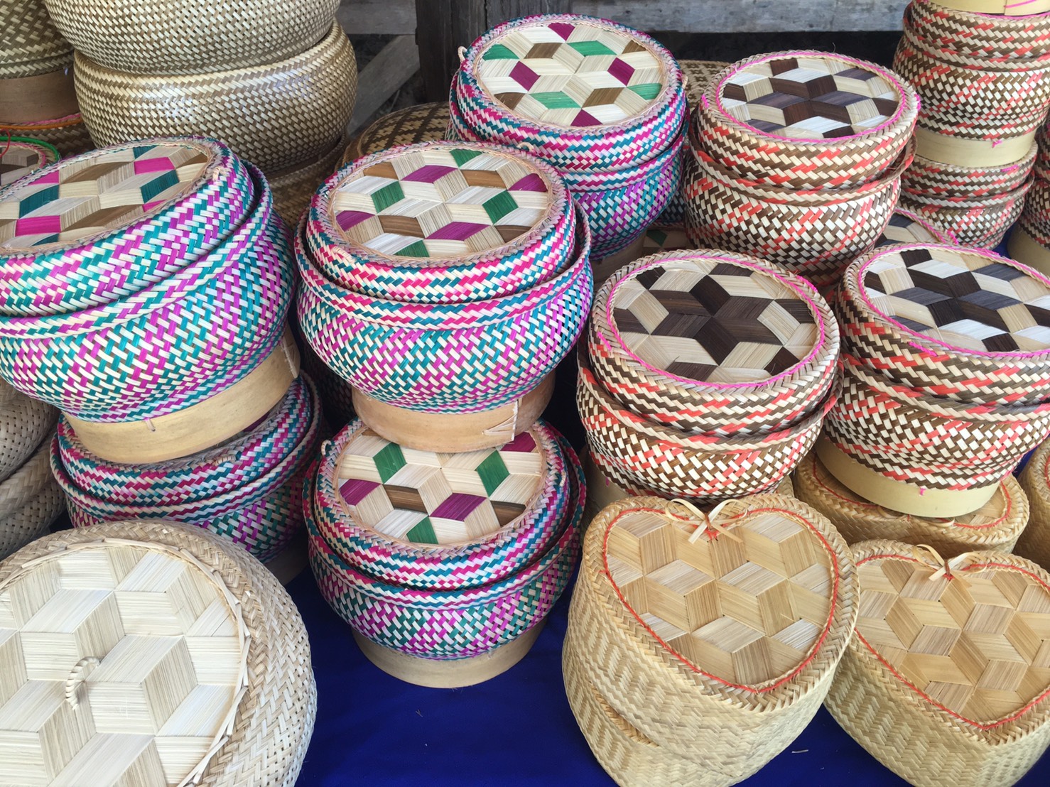 พช.ยโสธร นักการตลาดรุ่นใหม่ลงพื้นที่กลุ่มผู้ผลิตผู้ประกอบการ OTOP กลุ่มแปรรูปผลิตภัณฑ์จักสานไม้ไผ่ หมู่ที่ 7  และหมู่ที่ 8