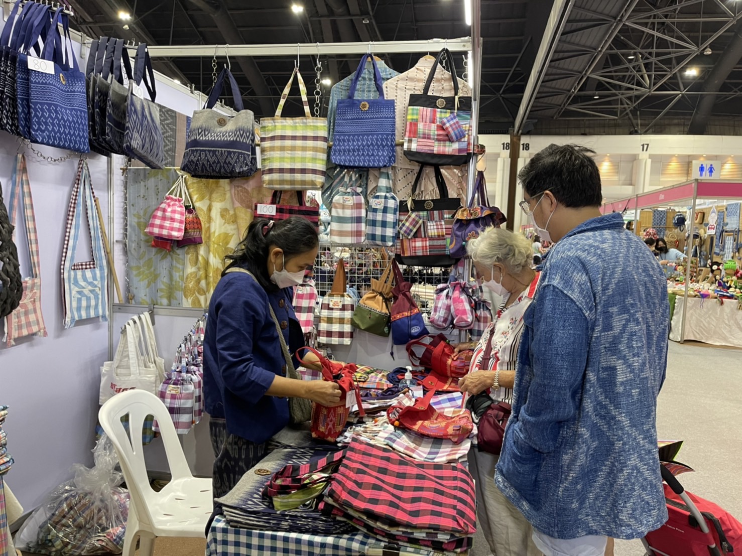 พช.ยโสธร รองผู้ว่าราชการจังหวัดยโสธรให้เกียรติเยี่ยมชมและให้กำลังใจ ผู้ผลิต ผู้ประกอบการ OTOP จังหวัดยโสธร ร่วมงานโอทอปไทย สู้ภัยโควิด – 19 ณ ศูนย์แสดงสินค้าและการประชุมอิมแพคเมืองทองธานี ?