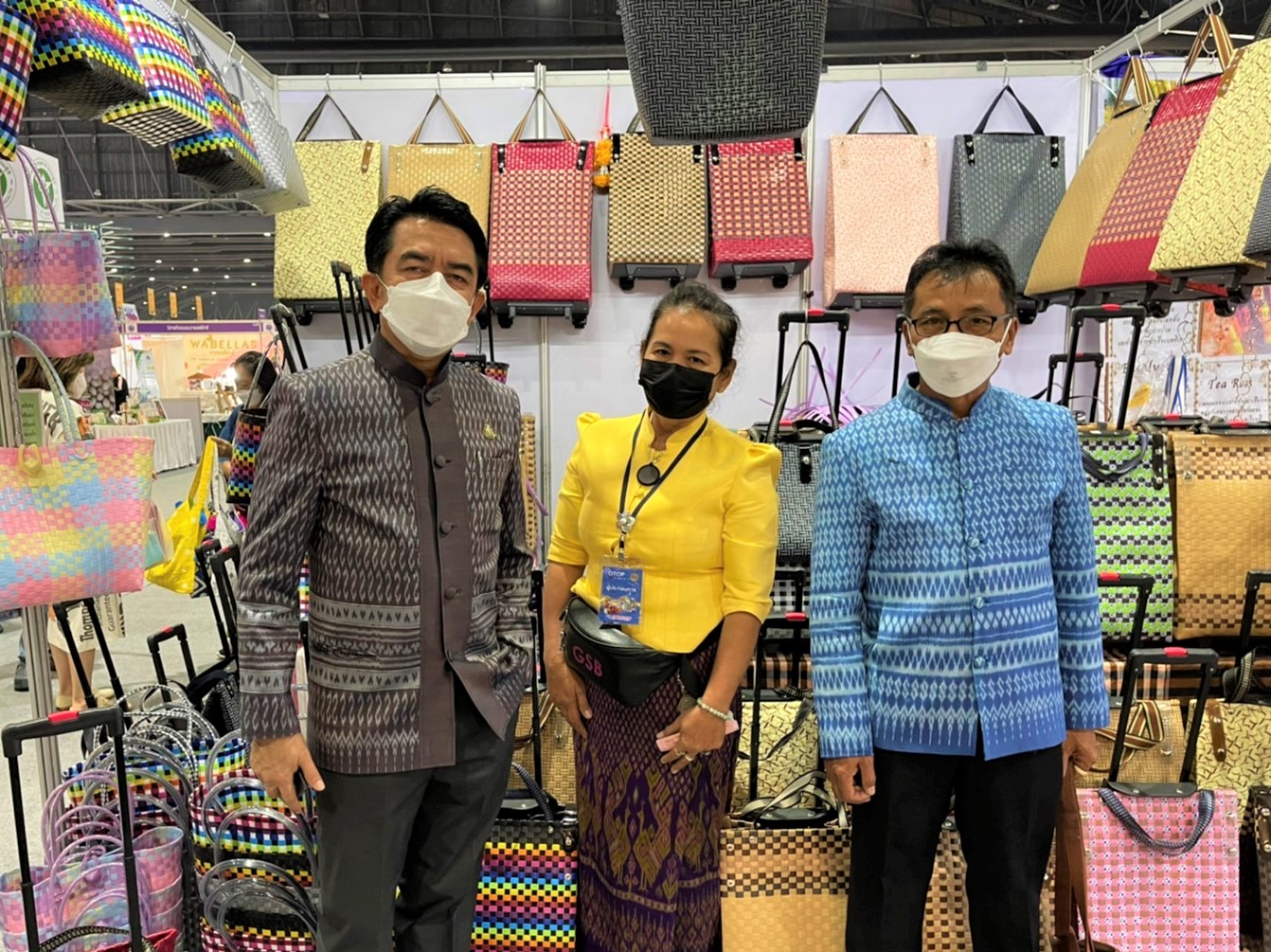 พช.ยโสธร รองผู้ว่าราชการจังหวัดยโสธรให้เกียรติเยี่ยมชมและให้กำลังใจ ผู้ผลิต ผู้ประกอบการ OTOP จังหวัดยโสธร ร่วมงานโอทอปไทย สู้ภัยโควิด – 19 ณ ศูนย์แสดงสินค้าและการประชุมอิมแพคเมืองทองธานี ?