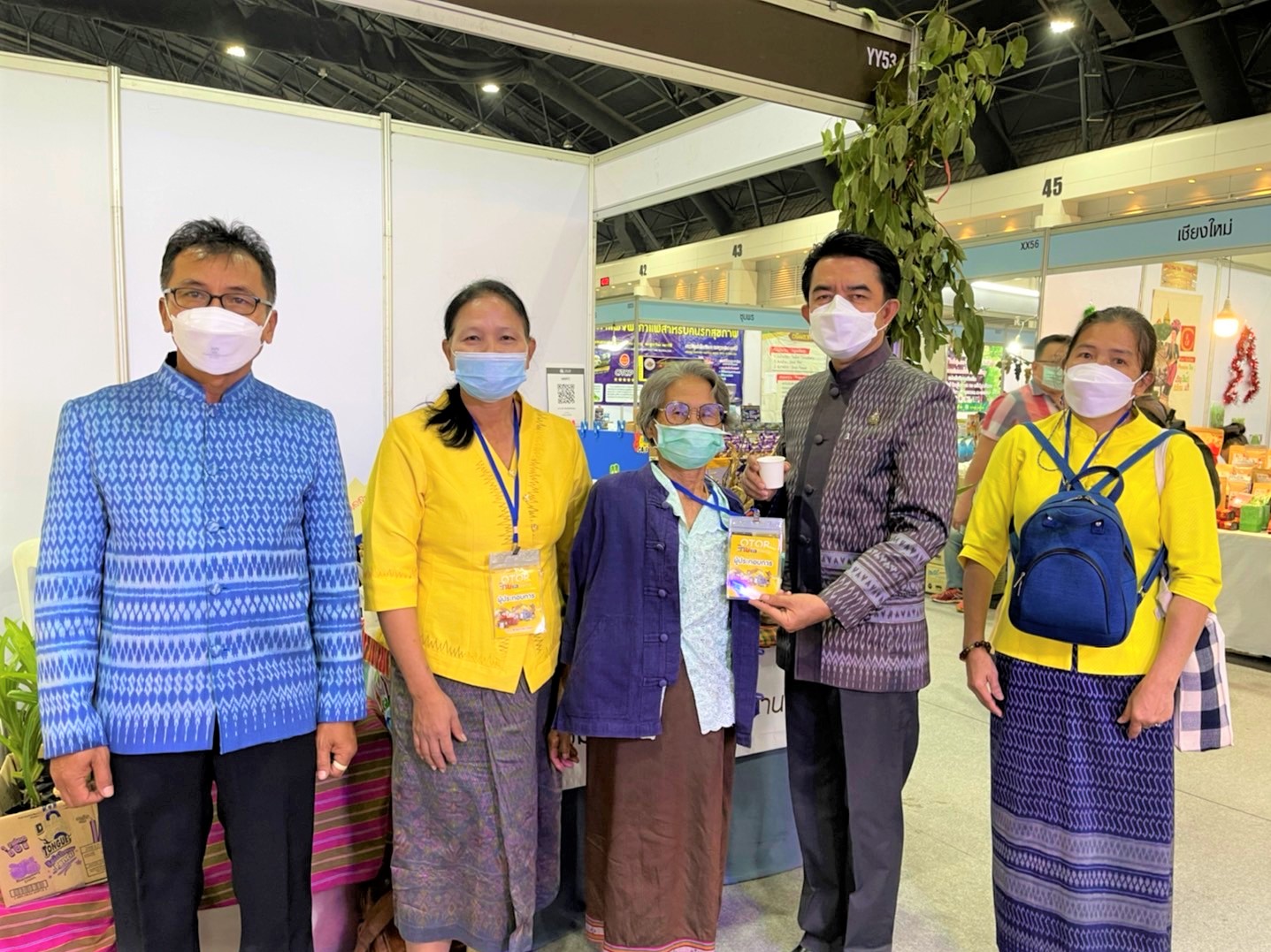 พช.ยโสธร รองผู้ว่าราชการจังหวัดยโสธรให้เกียรติเยี่ยมชมและให้กำลังใจ ผู้ผลิต ผู้ประกอบการ OTOP จังหวัดยโสธร ร่วมงานโอทอปไทย สู้ภัยโควิด – 19 ณ ศูนย์แสดงสินค้าและการประชุมอิมแพคเมืองทองธานี ?