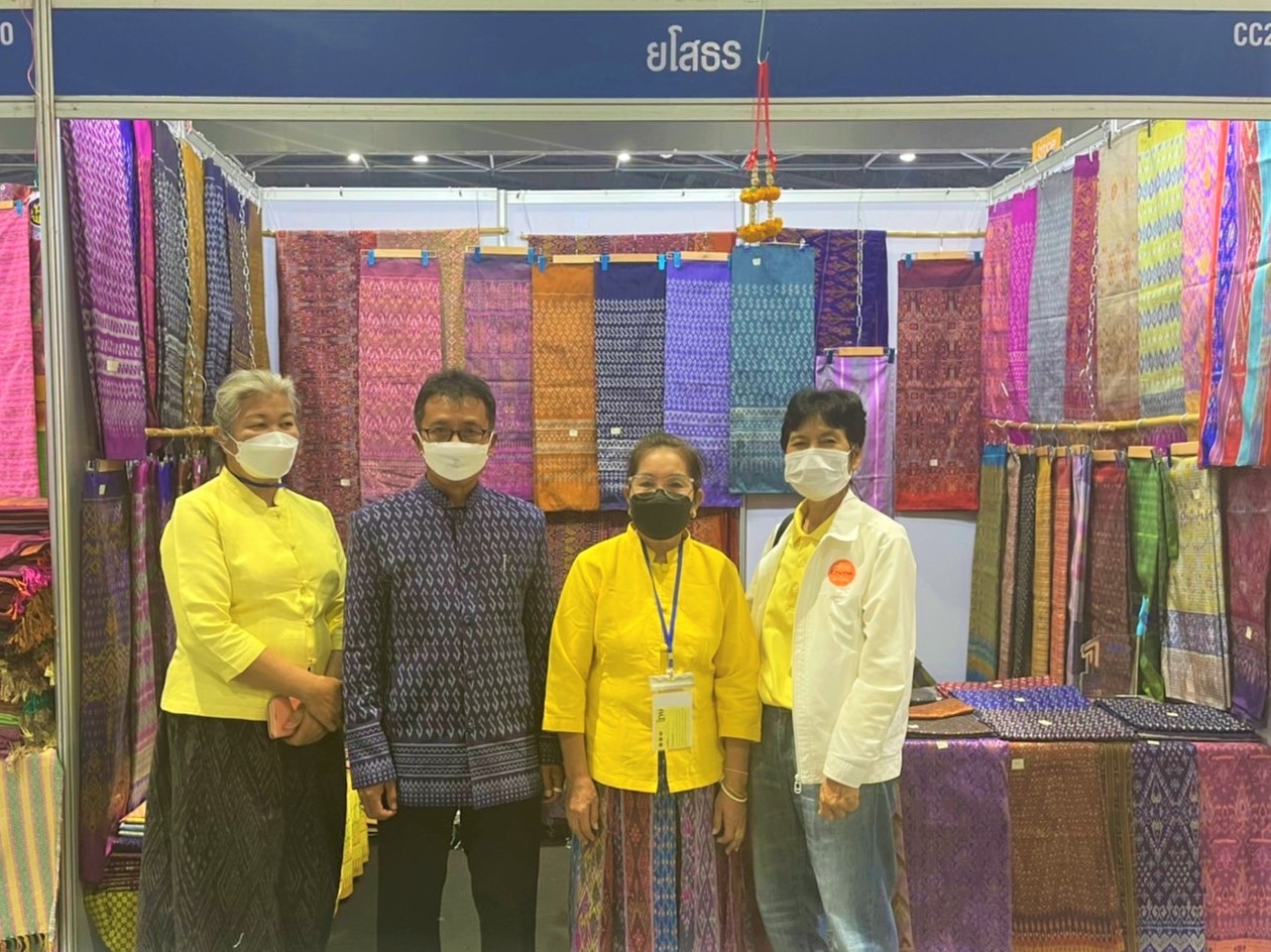 พช.ยโสธร เยี่ยมชมและให้กำลังใจ ผู้ผลิต ผู้ประกอบการ OTOP ไทย สู้ภัยโควิด – 19 ระหว่างวันที่ 18 – 26 ธันวาคม 2564 ณ ศูนย์แสดงสินค้าและการประชุม อิมแพ็ค เมืองทองธานี อำเภอปากเกร็ด จังหวัดนนทบุรี ?