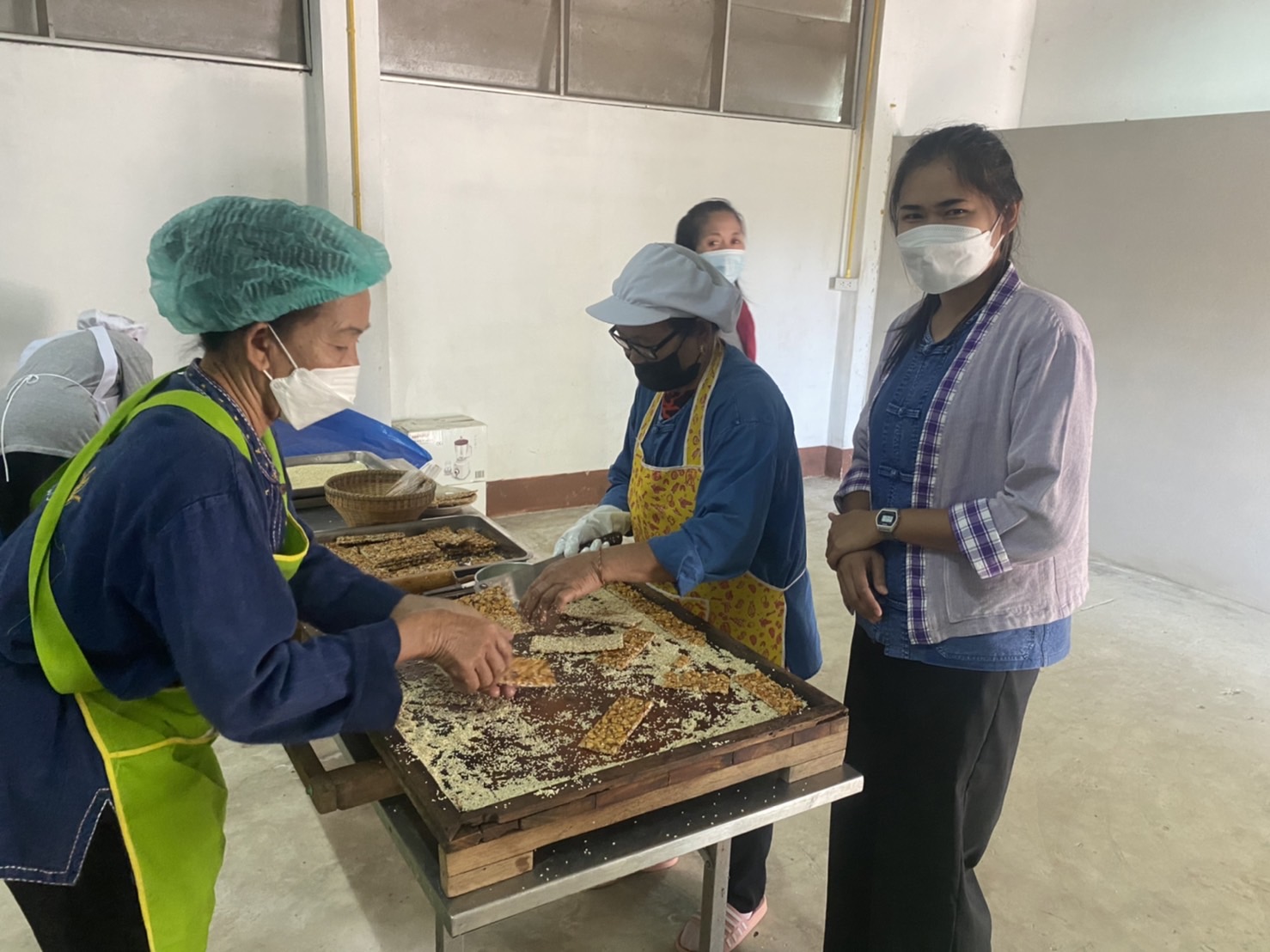 พช.ยโสธร นักการตลาดรุ่นใหม่ร่วมกับประชาสัมพันธ์จังหวัดยโสธรและบริษัทประชารัฐรักสามัคคียโสธร  ไลร์สด สิ้นค้าOTOP กลุ่มวิสาหกิจชุมชนศูนย์ส่งเสริมและผลิตภัณฑ์พันธ์ข้าวชุมชนนาแปลงใหญ่