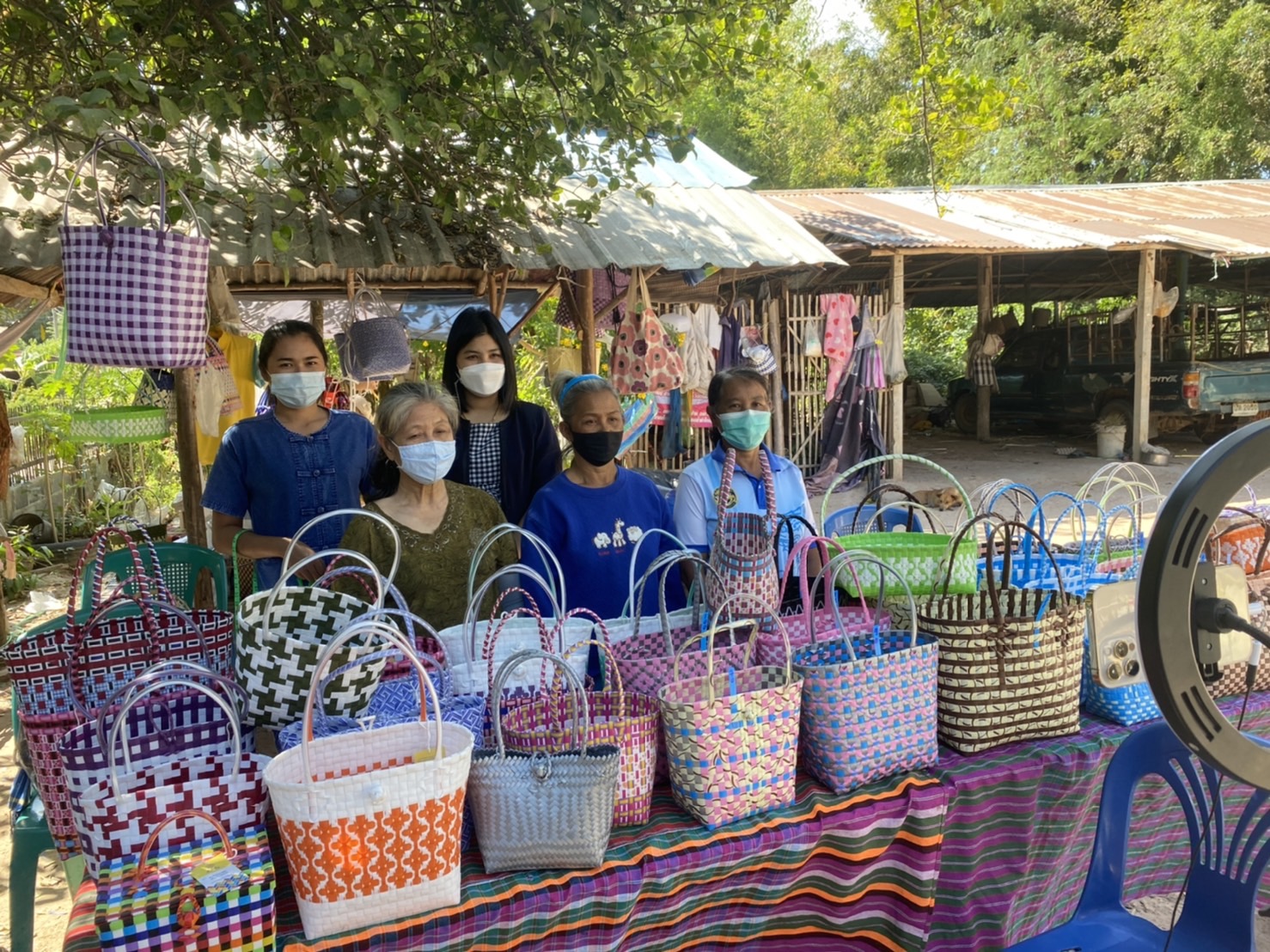 พช.ยโสธร นักการตลาดรุ่นใหม่ลงพื้นที่ ไลร์สด? LIVE กลุ่มจักสานเส้นพลาสติกบ้านห้องพอก อำเภอเมือง จังหวัดยโสธร ?