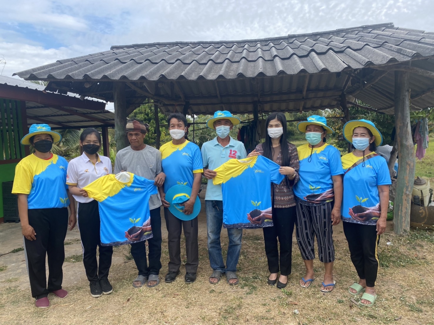 พช.ยโสธร ร่วมกิจกรรมเก็บเกี่ยว “ฟ้าทะลายโจร ปลูกเดือนแม่ เก็บเดือนพ่อ”