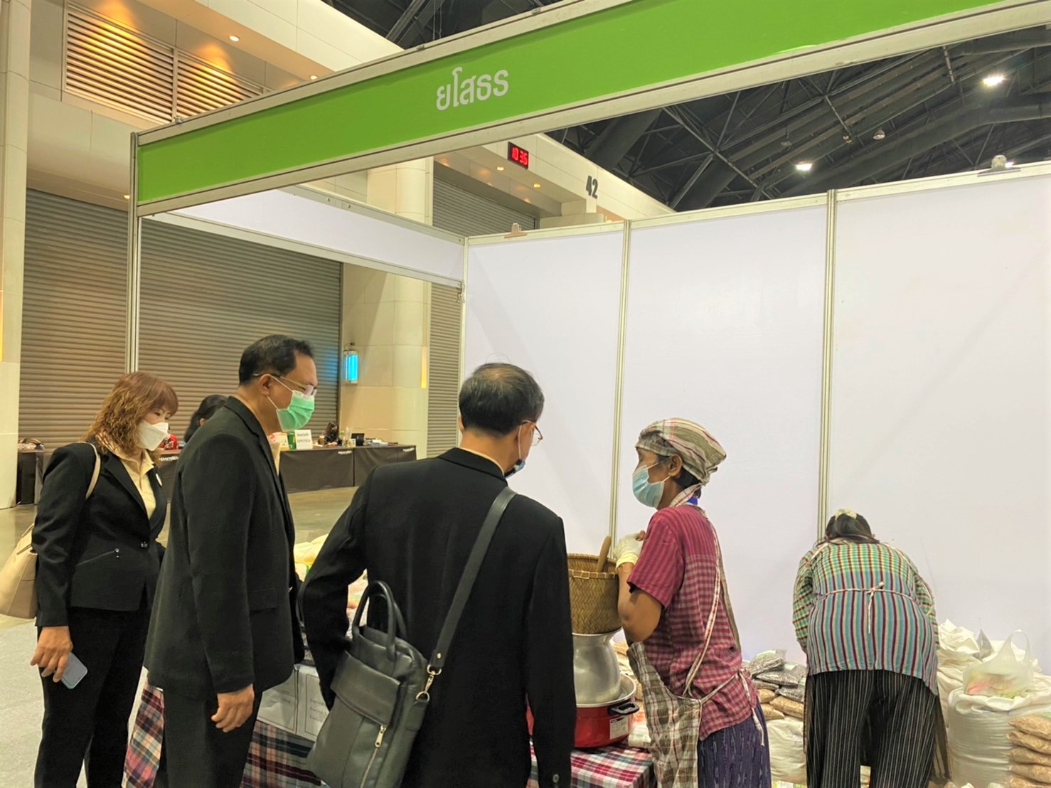 พช.ยโสธร ผู้ว่าราชการจังหวัดยโสธร เยี่ยมชมและให้กำลังใจ ผู้ผลิต ผู้ประกอบการ OTOP ไทย สู้ภัยโควิด – 19 ณ ศูนย์แสดงสินค้าและการประชุม อิมแพ็ค เมืองทองธานี อำเภอปากเกร็ด จังหวัดนนทบุรี ?