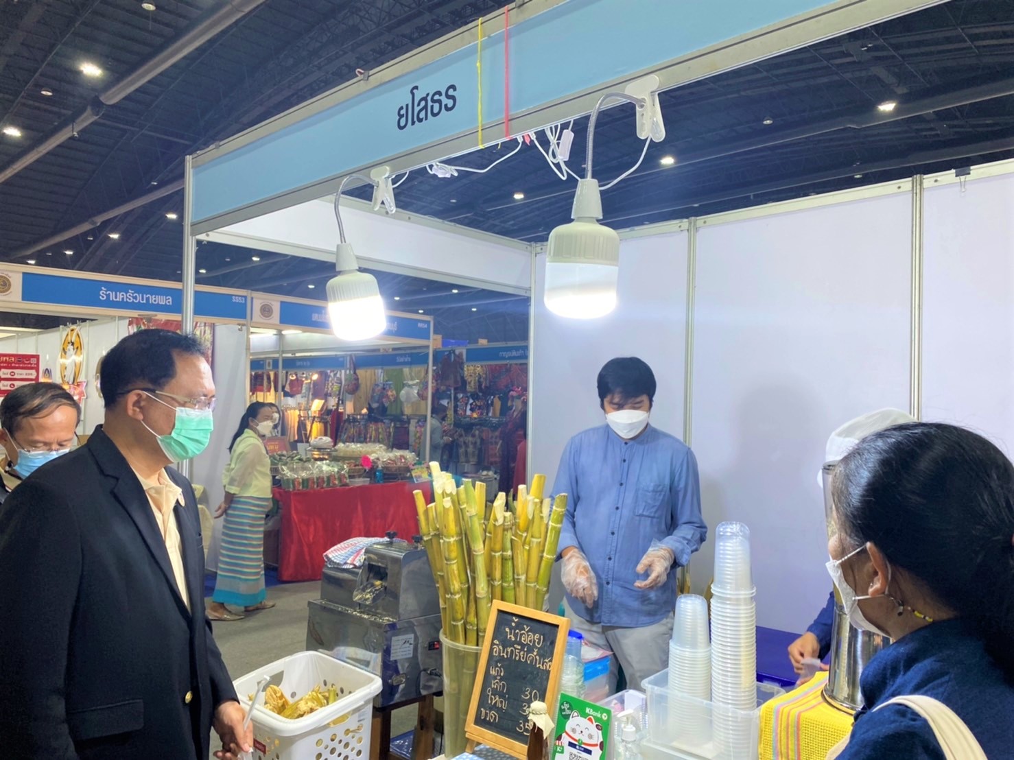 พช.ยโสธร ผู้ว่าราชการจังหวัดยโสธร เยี่ยมชมและให้กำลังใจ ผู้ผลิต ผู้ประกอบการ OTOP ไทย สู้ภัยโควิด – 19 ณ ศูนย์แสดงสินค้าและการประชุม อิมแพ็ค เมืองทองธานี อำเภอปากเกร็ด จังหวัดนนทบุรี ?