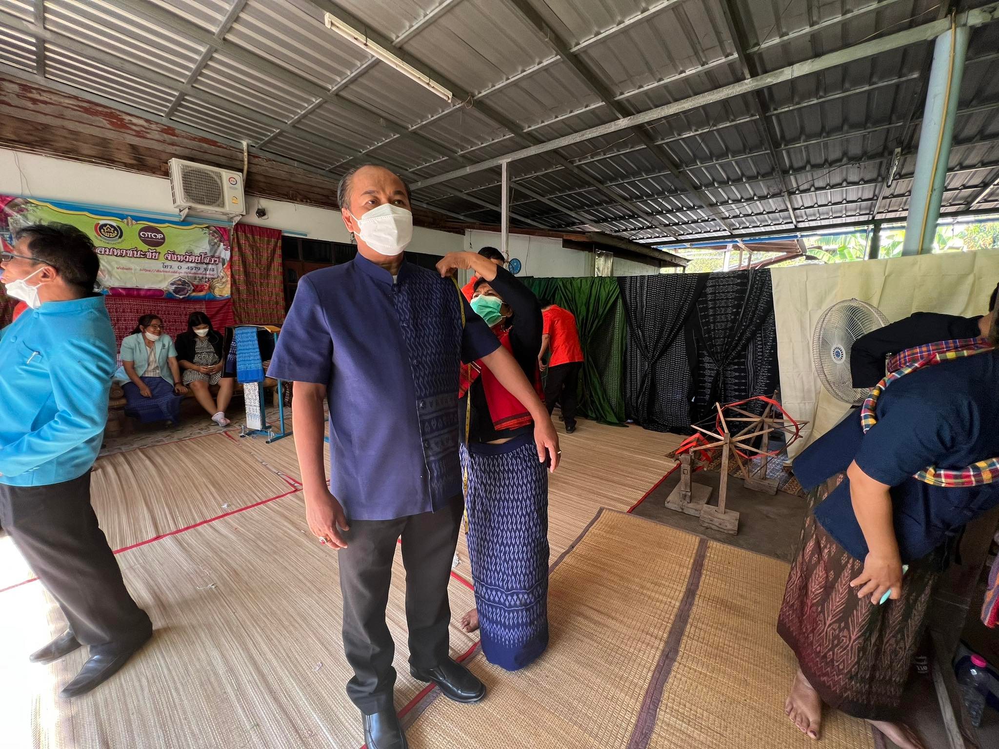 พช.ยโสธร  ผู้ตรวจราชการกรมการพัฒนาชุมชน พร้อมทีมลงพื้นที่ กลุ่มทอผ้าบ้านโนนยาง อำเภอมหาชนะชัย จังหวัดยโสธร