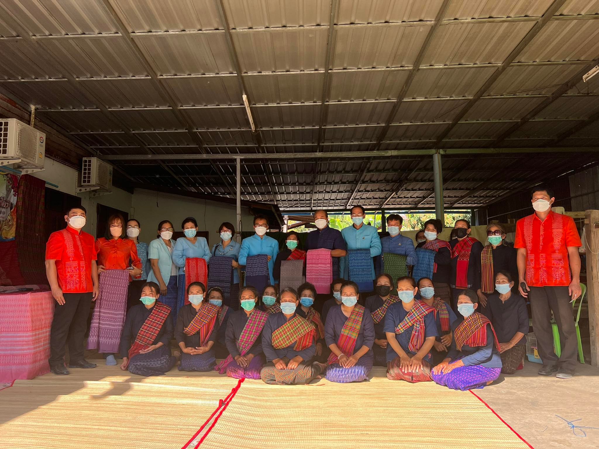 พช.ยโสธร  ผู้ตรวจราชการกรมการพัฒนาชุมชน พร้อมทีมลงพื้นที่ กลุ่มทอผ้าบ้านโนนยาง อำเภอมหาชนะชัย จังหวัดยโสธร