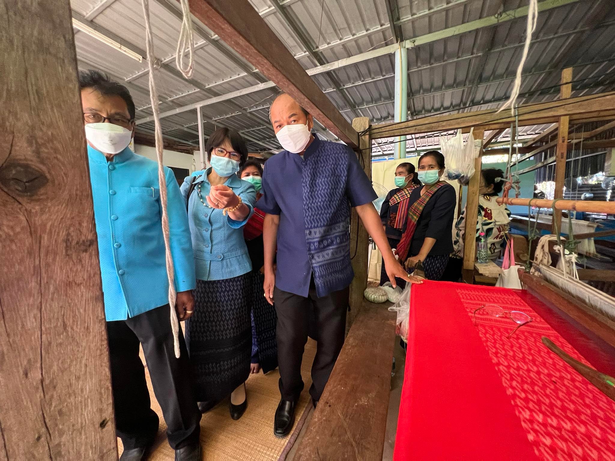 พช.ยโสธร  ผู้ตรวจราชการกรมการพัฒนาชุมชน พร้อมทีมลงพื้นที่ กลุ่มทอผ้าบ้านโนนยาง อำเภอมหาชนะชัย จังหวัดยโสธร
