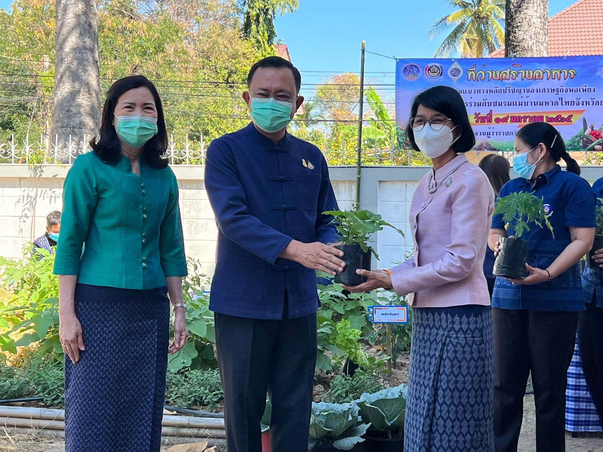 พช.ยโสธร พ่อเมืองผู้นำต้นแบบ ” ที่ว่างสร้างอาหาร” กิจกรรม โครงการอันเนื่องมาจากพระราชดำริและหลักปรัชญาของเศรษฐกิจพอเพียงกิจกรรม “ที่ว่างสร้างอาหาร”และกิจกรรมการน้อมนำแนวพระราชดำริของสมเด็จพระกนิษฐาธิราชเจ้า กรมสมเด็จพระเทพรัตนราชสุดาฯ สยามบรมราชกุมารี สร้างความมั่งคงทางอาหารสู่ปฏิบัติการ 90 วัน ปลูกผักสวนครัวเพื่อสร้างความมั่งคงทางอาหาร รอบ 2