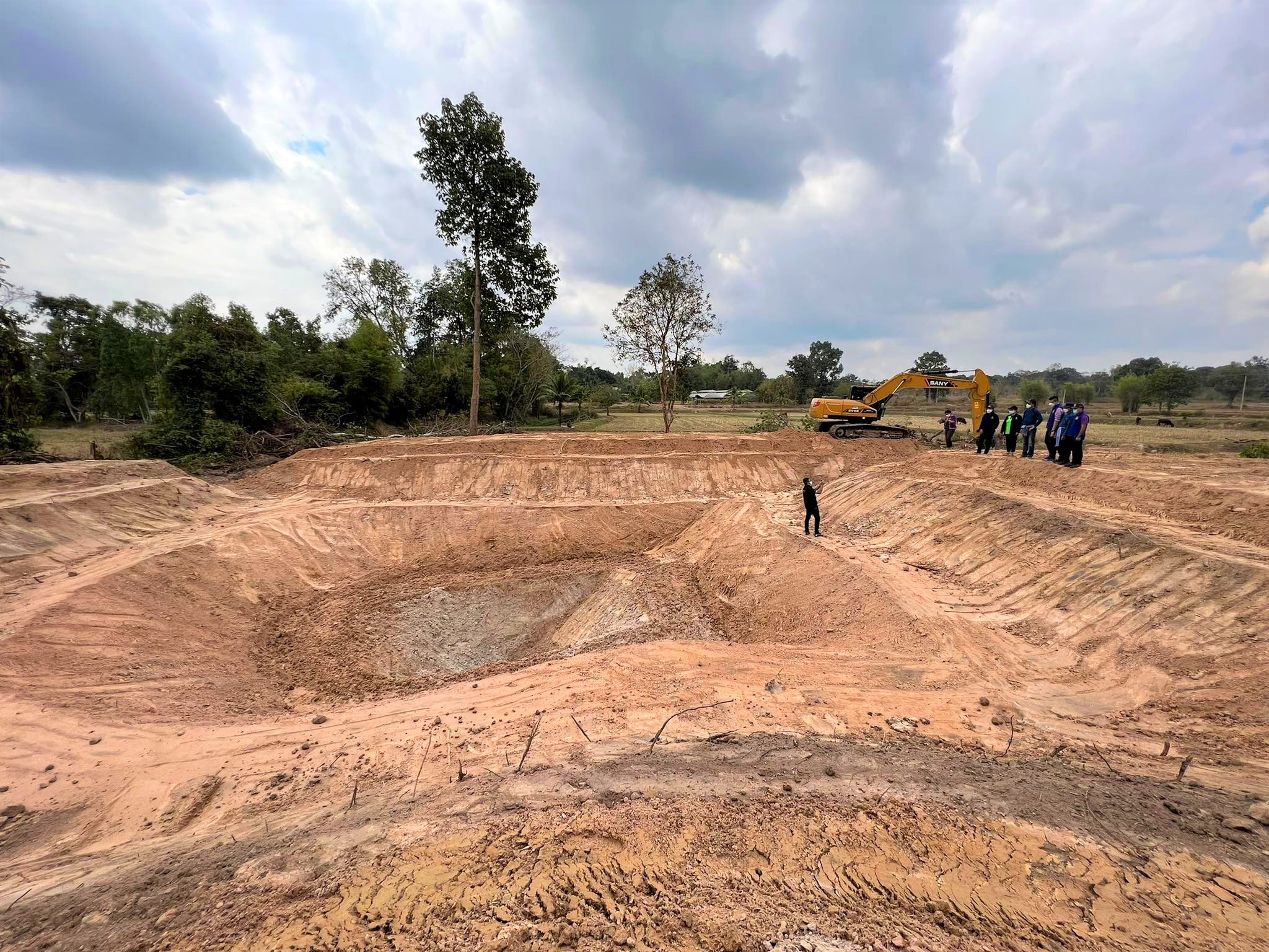 พช.ยโสธร รองผู้ว่าฯ ลงพื้นที่ติดตามผลการดำเนินงาน โครงการพัฒนาพื้นที่ต้นแบบการพัฒนาคุณภาพชีวิตตามหลักทฤษฎีใหม่ประยุกต์สู่ “โคก หนอง นา โมเดล”  อำเภอป่าติ้ว ? 