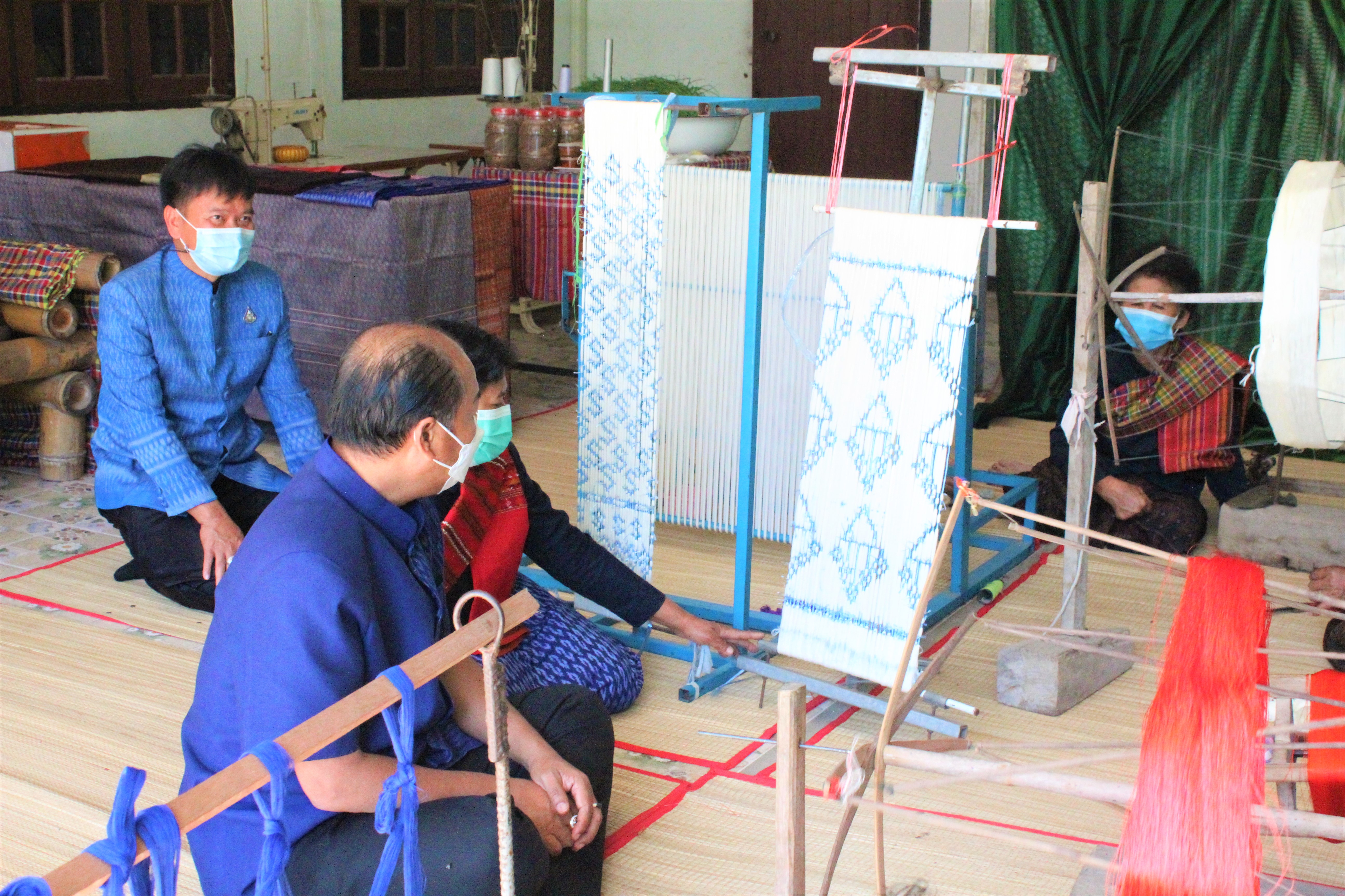 พช.ยโสธร  ผู้ตรวจราชการกรมการพัฒนาชุมชน พร้อมทีมลงพื้นที่ กลุ่มทอผ้าบ้านโนนยาง อำเภอมหาชนะชัย จังหวัดยโสธร