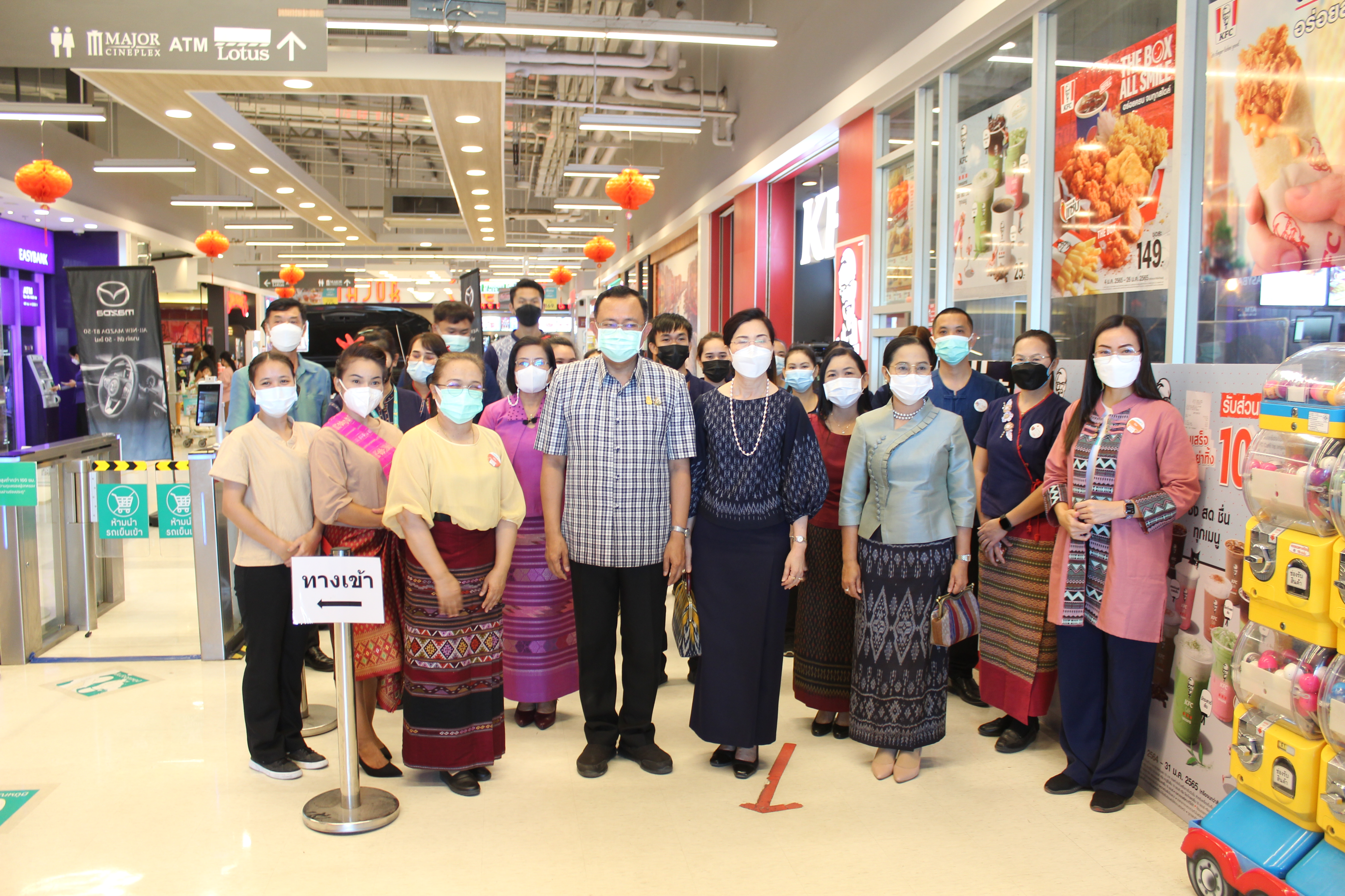 พช.ยโสธร  ผู้ว่าราชการจังหวัดยโสธรพร้อมด้วยชมรมแม่บ้านมหาดไทย เชิญชวนพนักงานห้างสรรพสินค้าโลตัสและแมคโคร สวมใส่  ผ้าไทย ตามโครงการ “ผ้าไทย ใส่ให้สนุก”