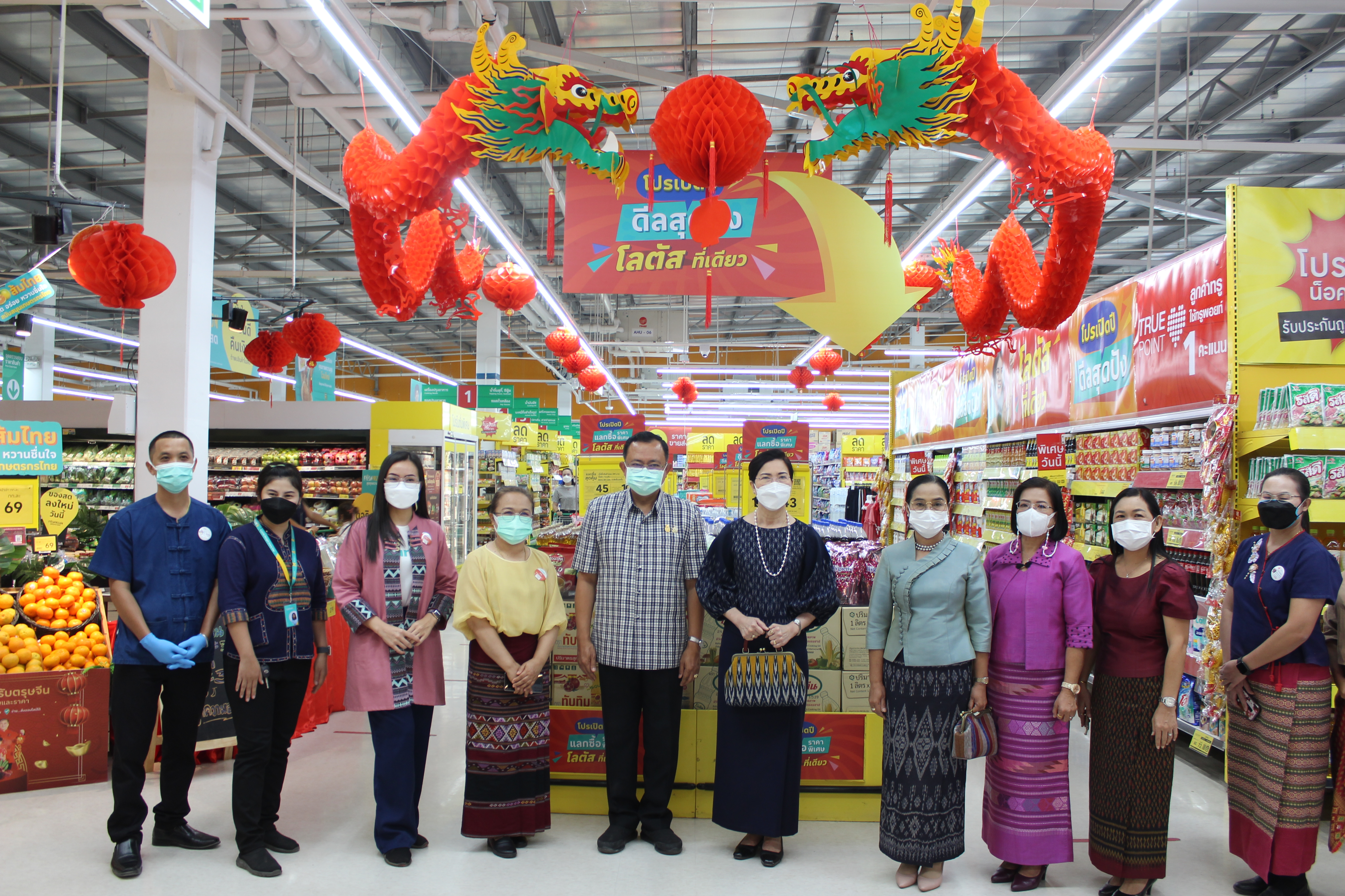 พช.ยโสธร  ผู้ว่าราชการจังหวัดยโสธรพร้อมด้วยชมรมแม่บ้านมหาดไทย เชิญชวนพนักงานห้างสรรพสินค้าโลตัสและแมคโคร สวมใส่  ผ้าไทย ตามโครงการ “ผ้าไทย ใส่ให้สนุก”