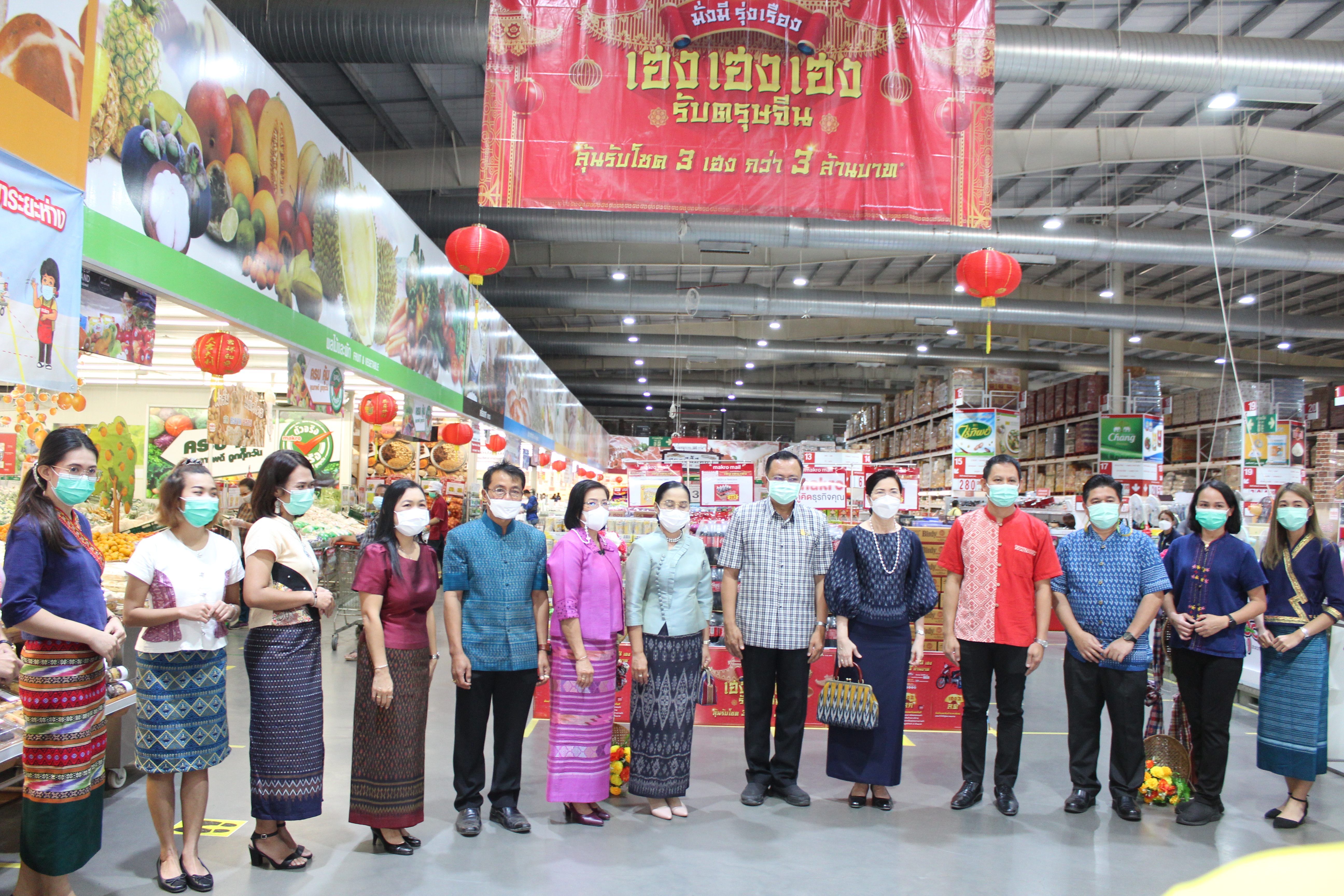 พช.ยโสธร  ผู้ว่าราชการจังหวัดยโสธรพร้อมด้วยชมรมแม่บ้านมหาดไทย เชิญชวนพนักงานห้างสรรพสินค้าโลตัสและแมคโคร สวมใส่  ผ้าไทย ตามโครงการ “ผ้าไทย ใส่ให้สนุก”