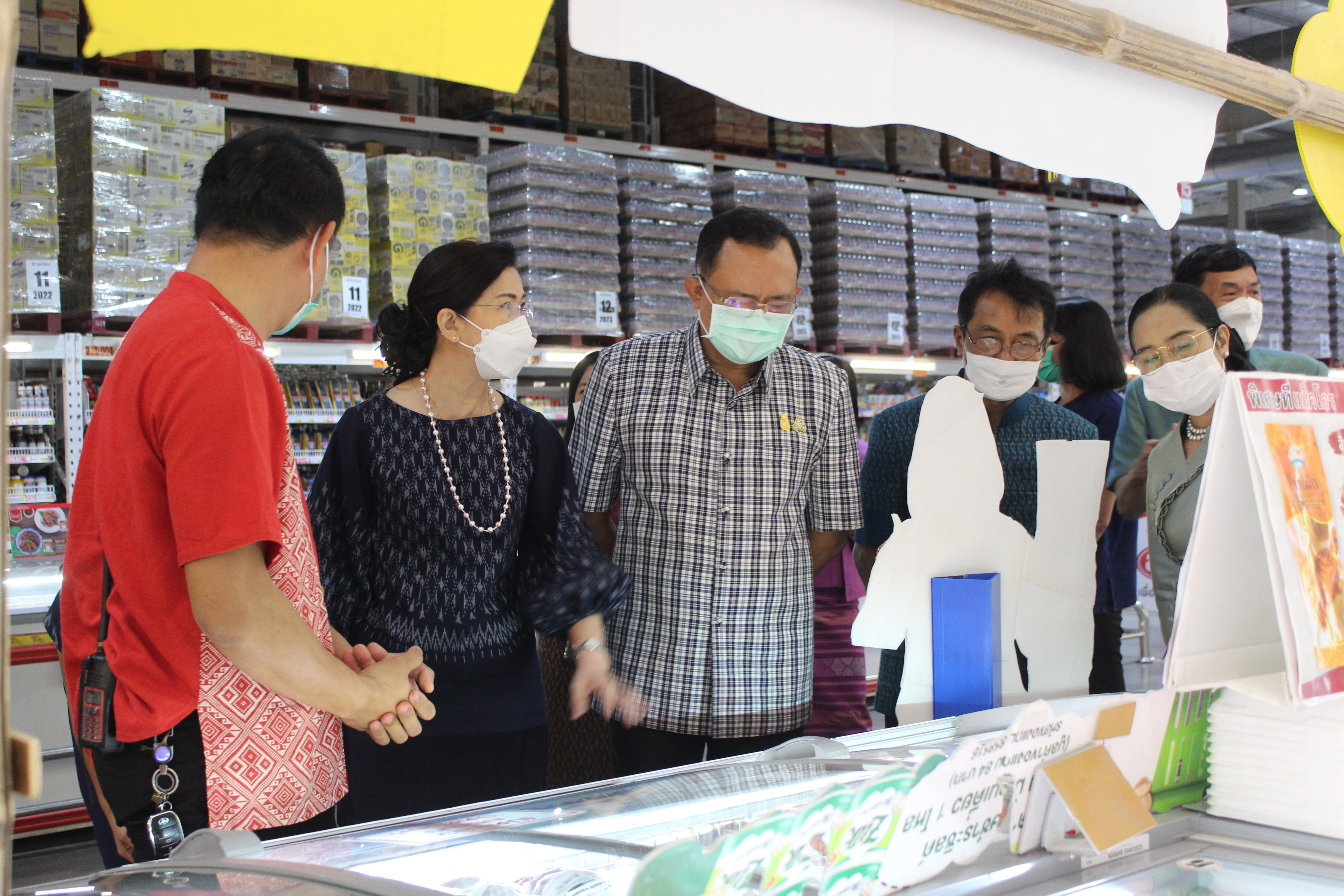 พช.ยโสธร  ผู้ว่าราชการจังหวัดยโสธรพร้อมด้วยชมรมแม่บ้านมหาดไทย เชิญชวนพนักงานห้างสรรพสินค้าโลตัสและแมคโคร สวมใส่  ผ้าไทย ตามโครงการ “ผ้าไทย ใส่ให้สนุก”